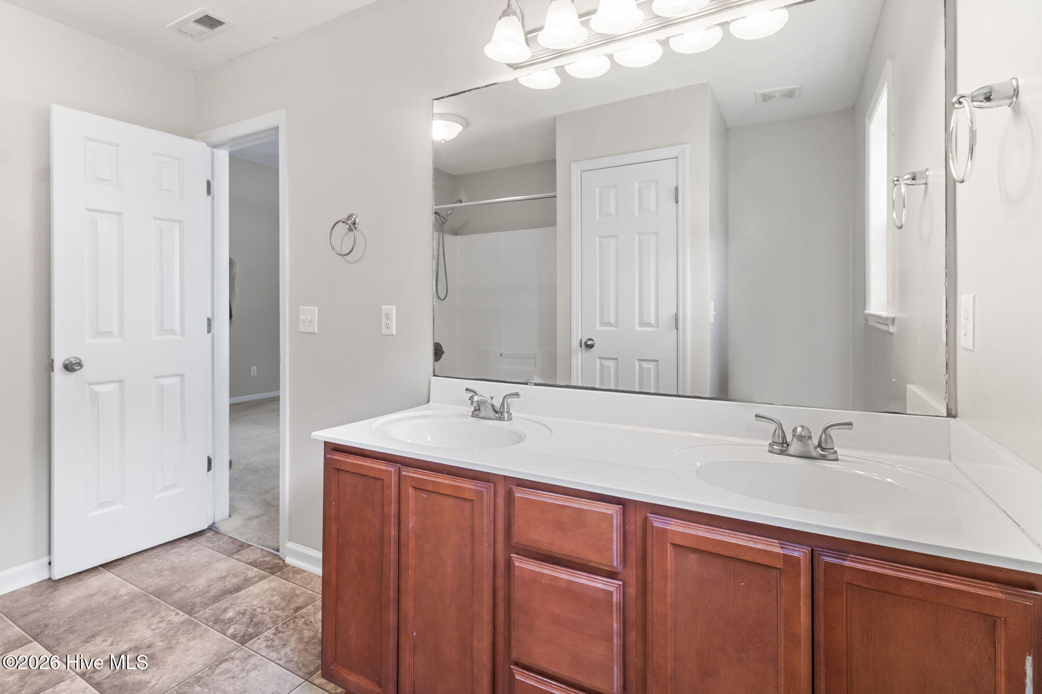 100561505 | Photo 26