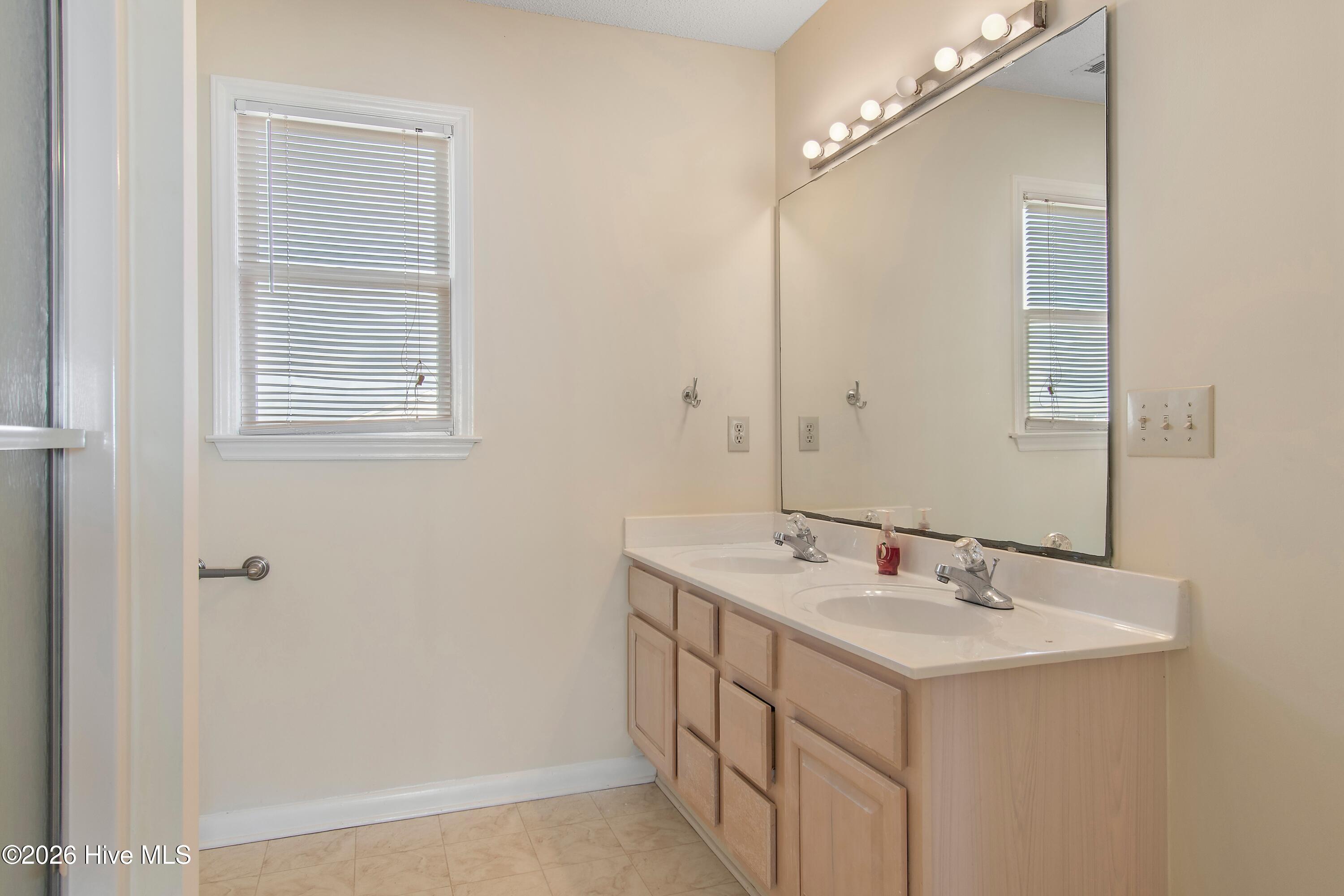 100558729 | Photo 25