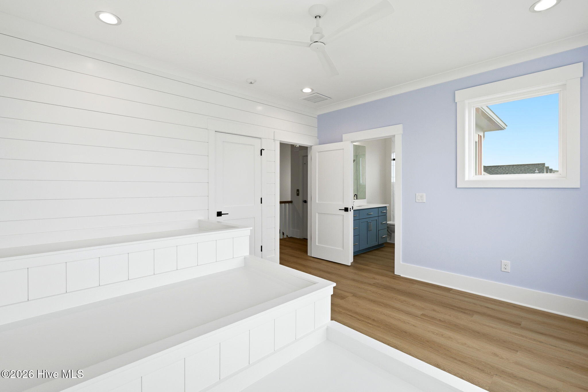 100564673 | Photo 36