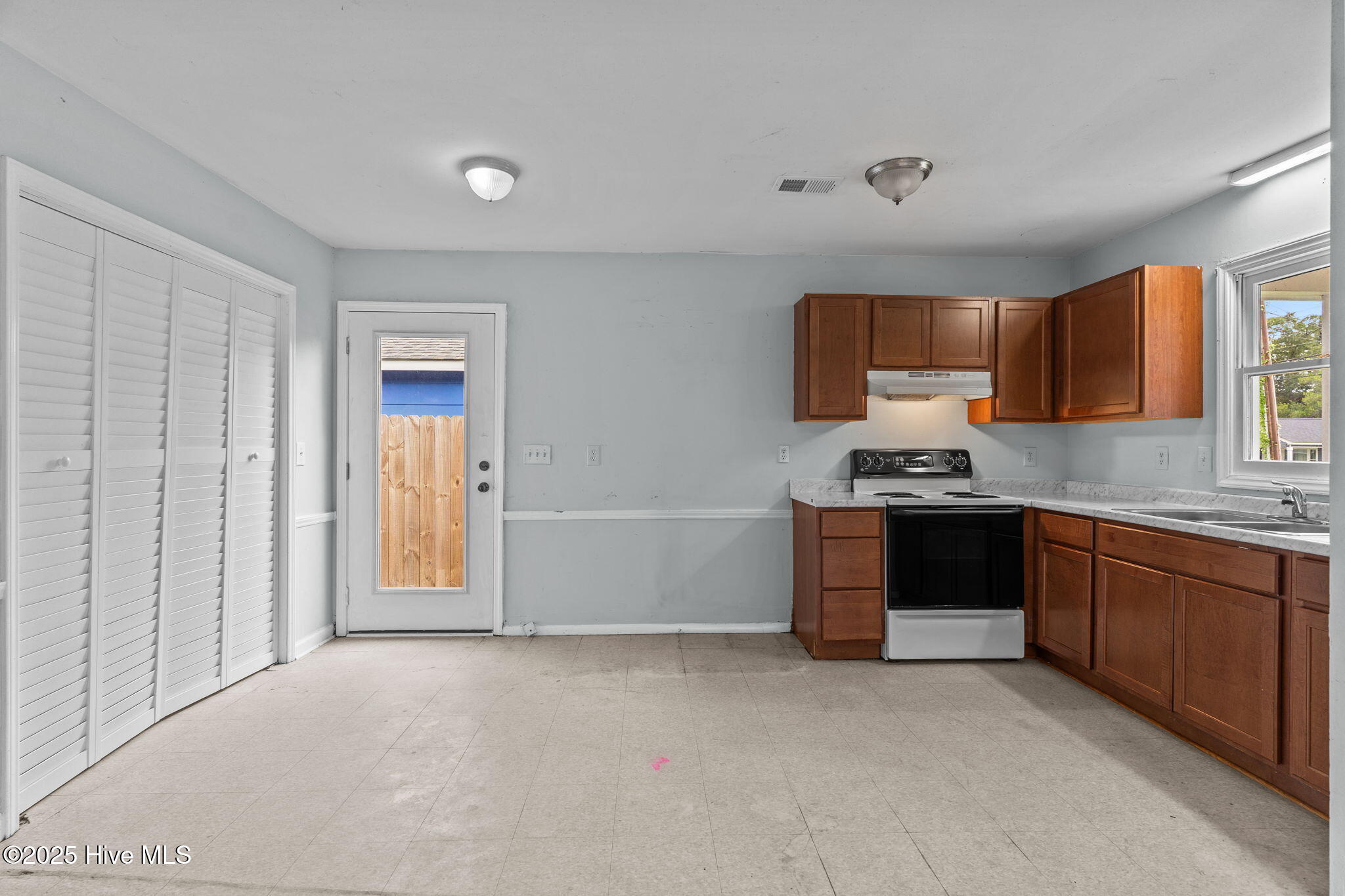 100528718 | Photo 12