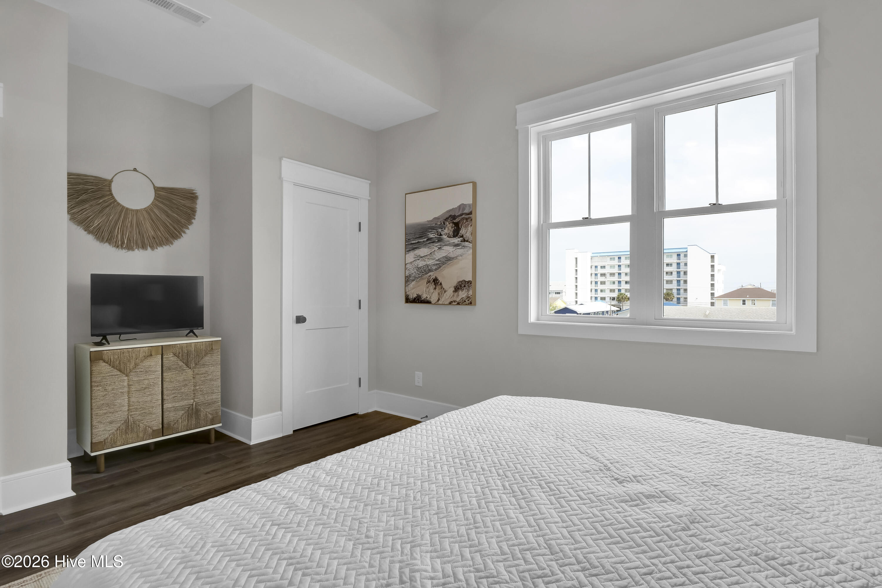 100567892 | Photo 34