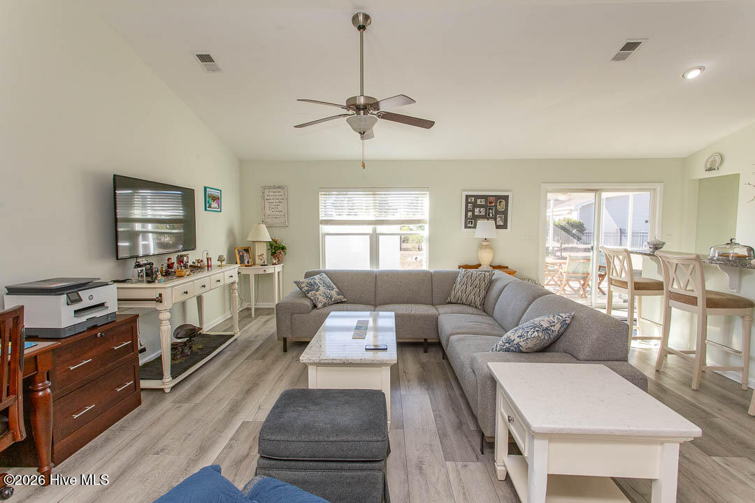 100554987 | Photo 12