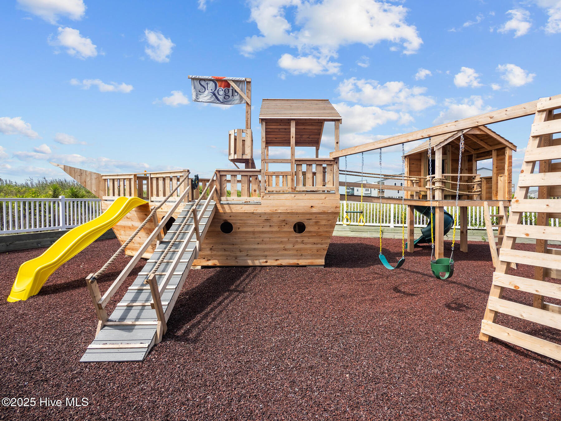 100518726 | Photo 43