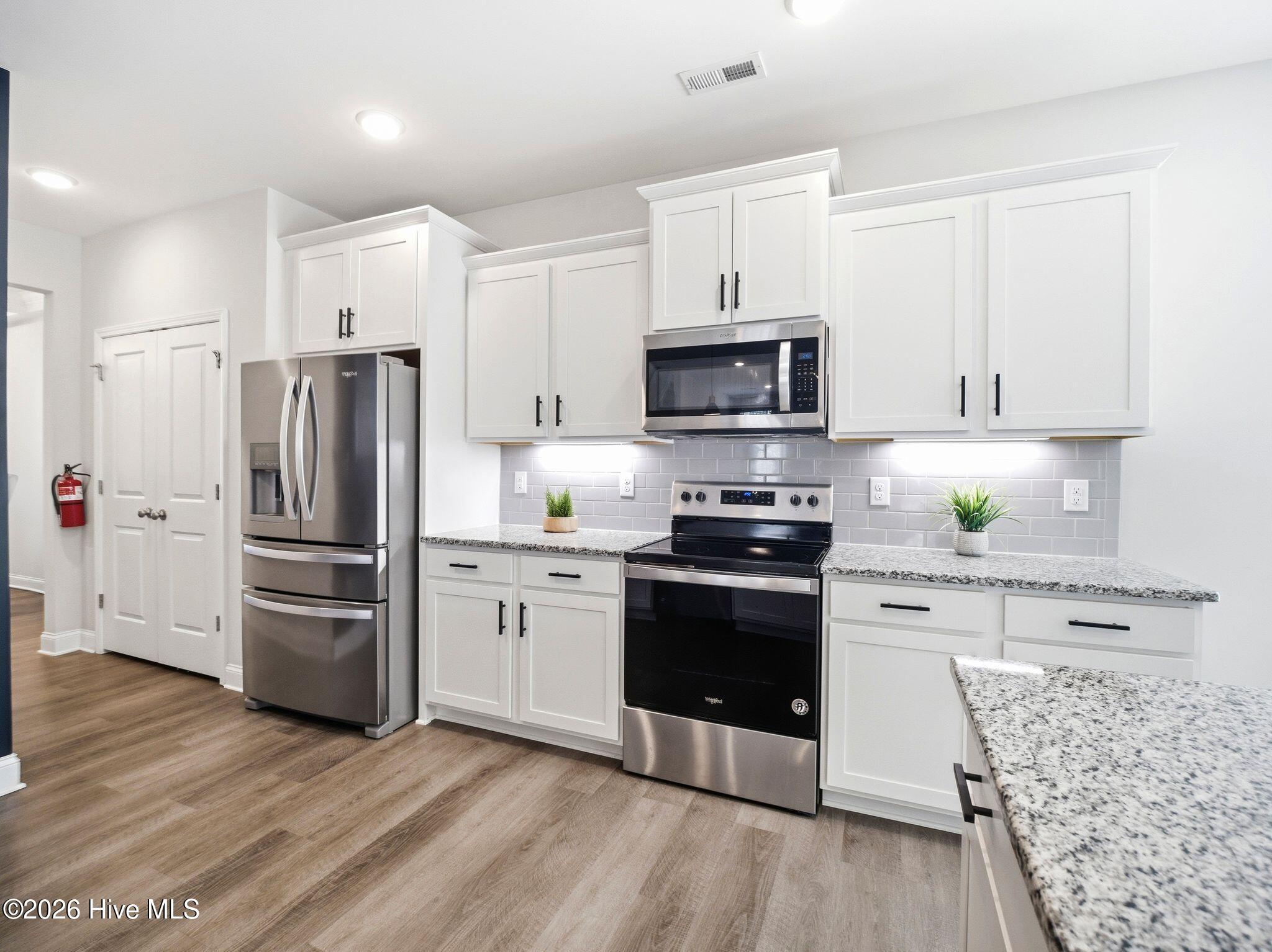 100569792 | Photo 18