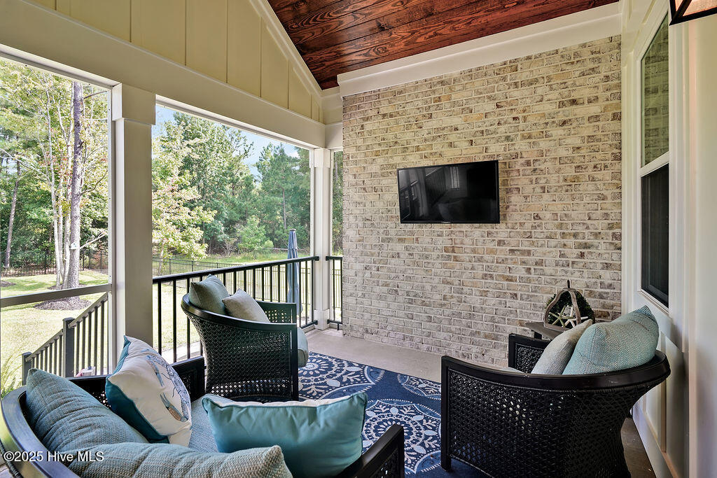 100521530 | Photo 43