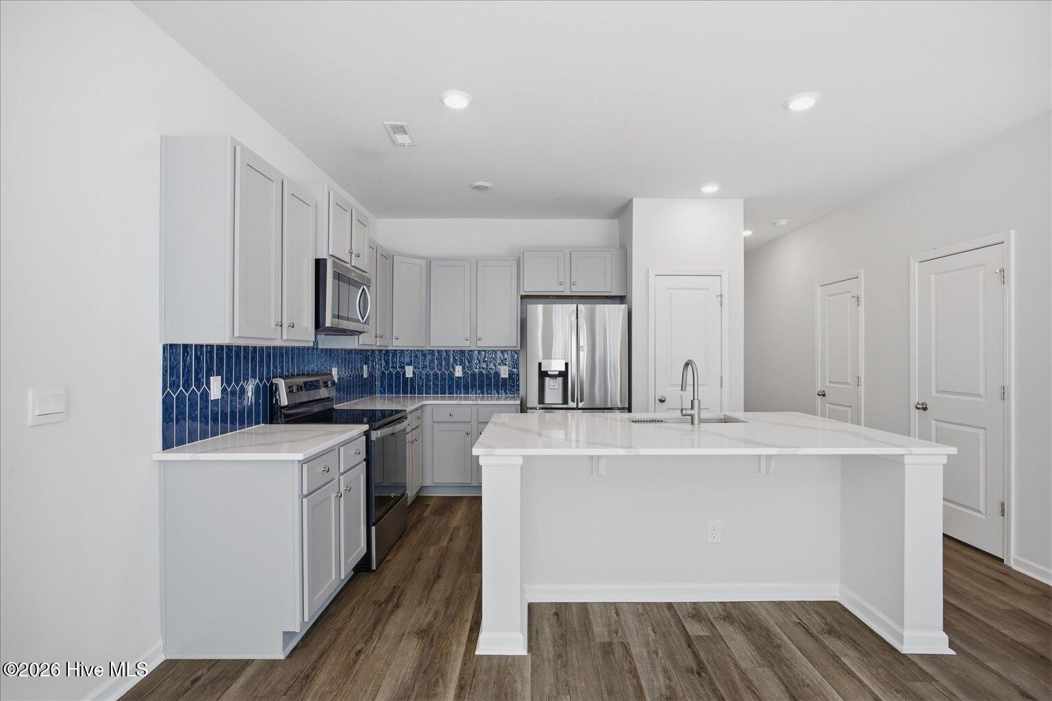 100548049 | Photo 11