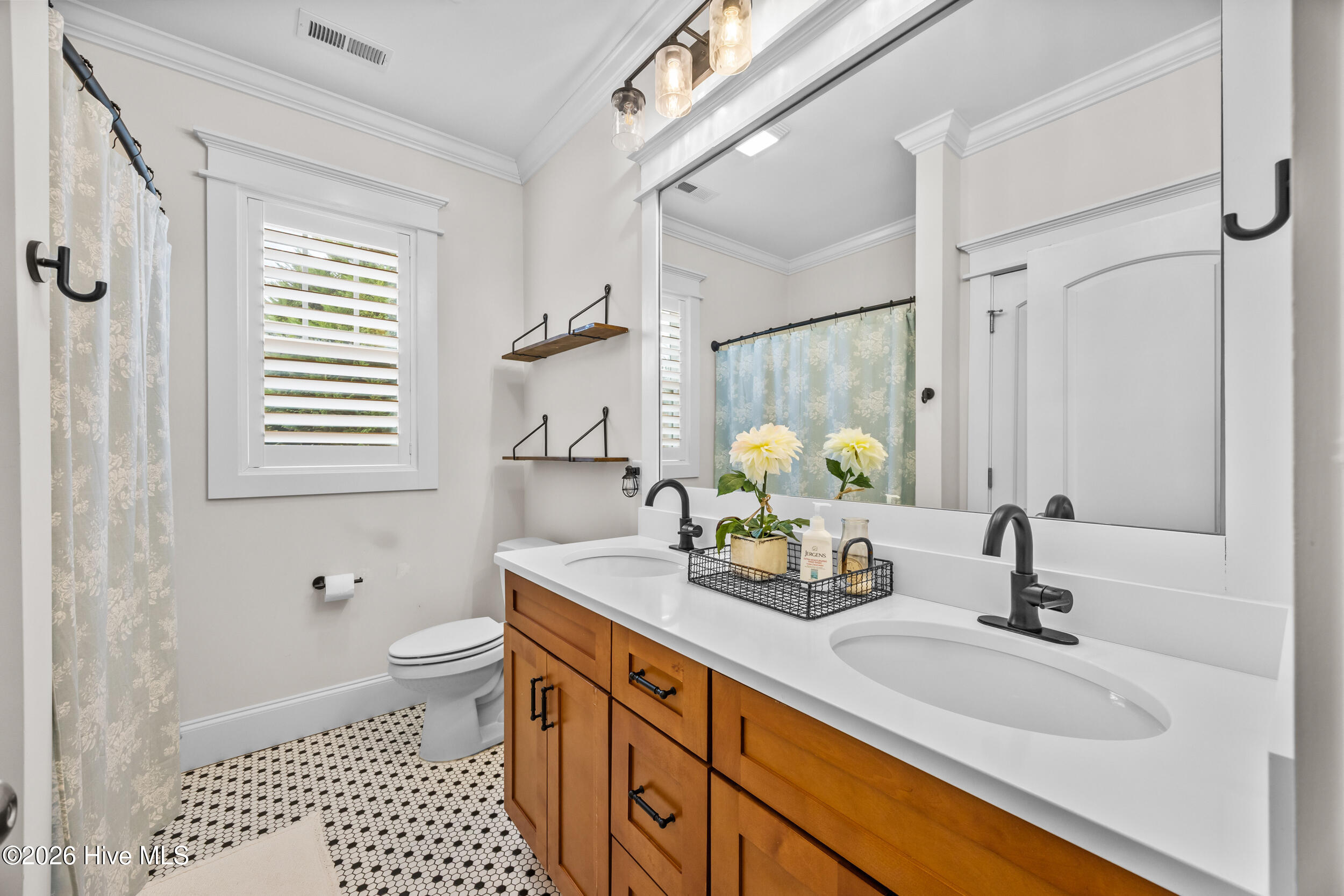 100562182 | Photo 28