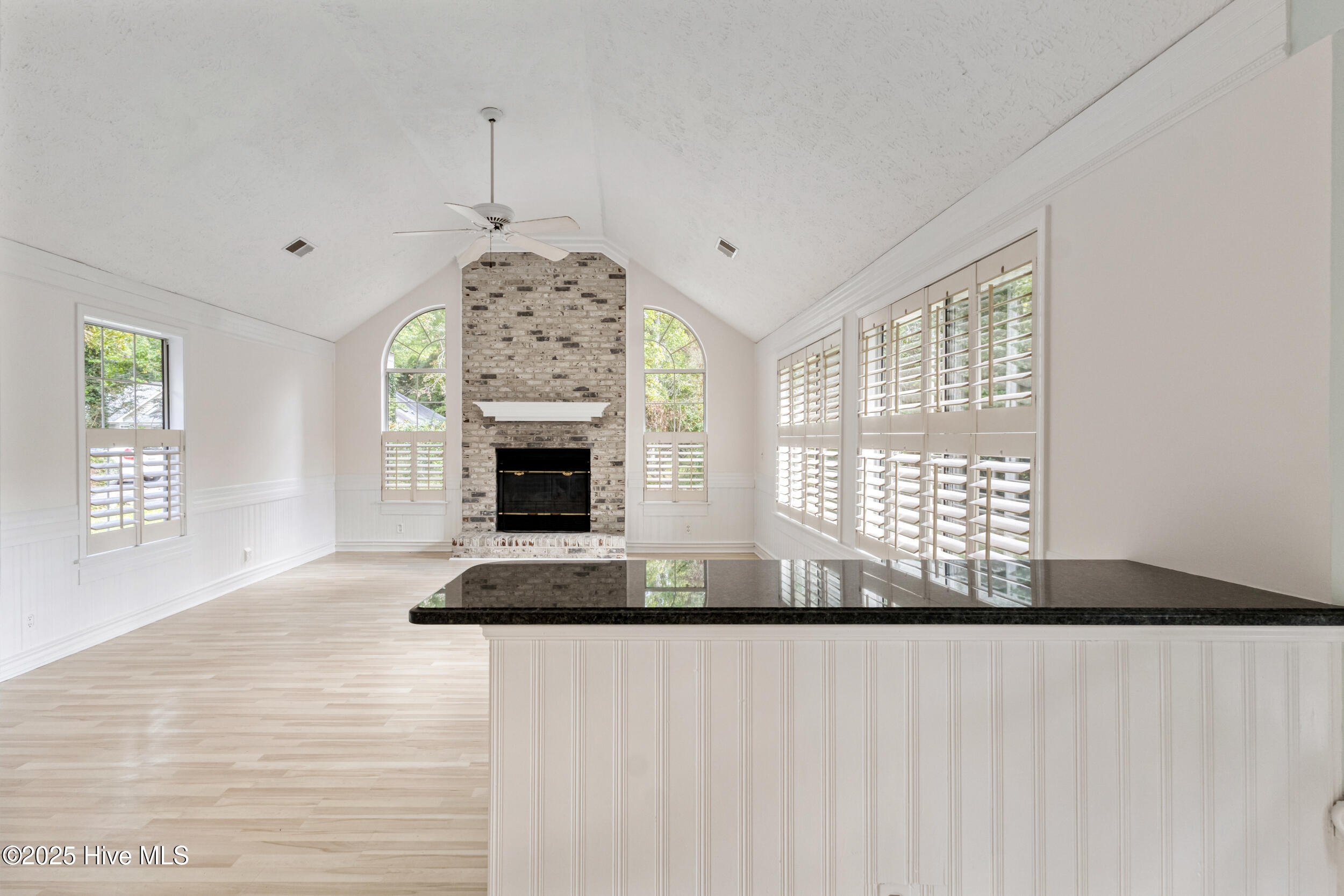 100531370 | Photo 24