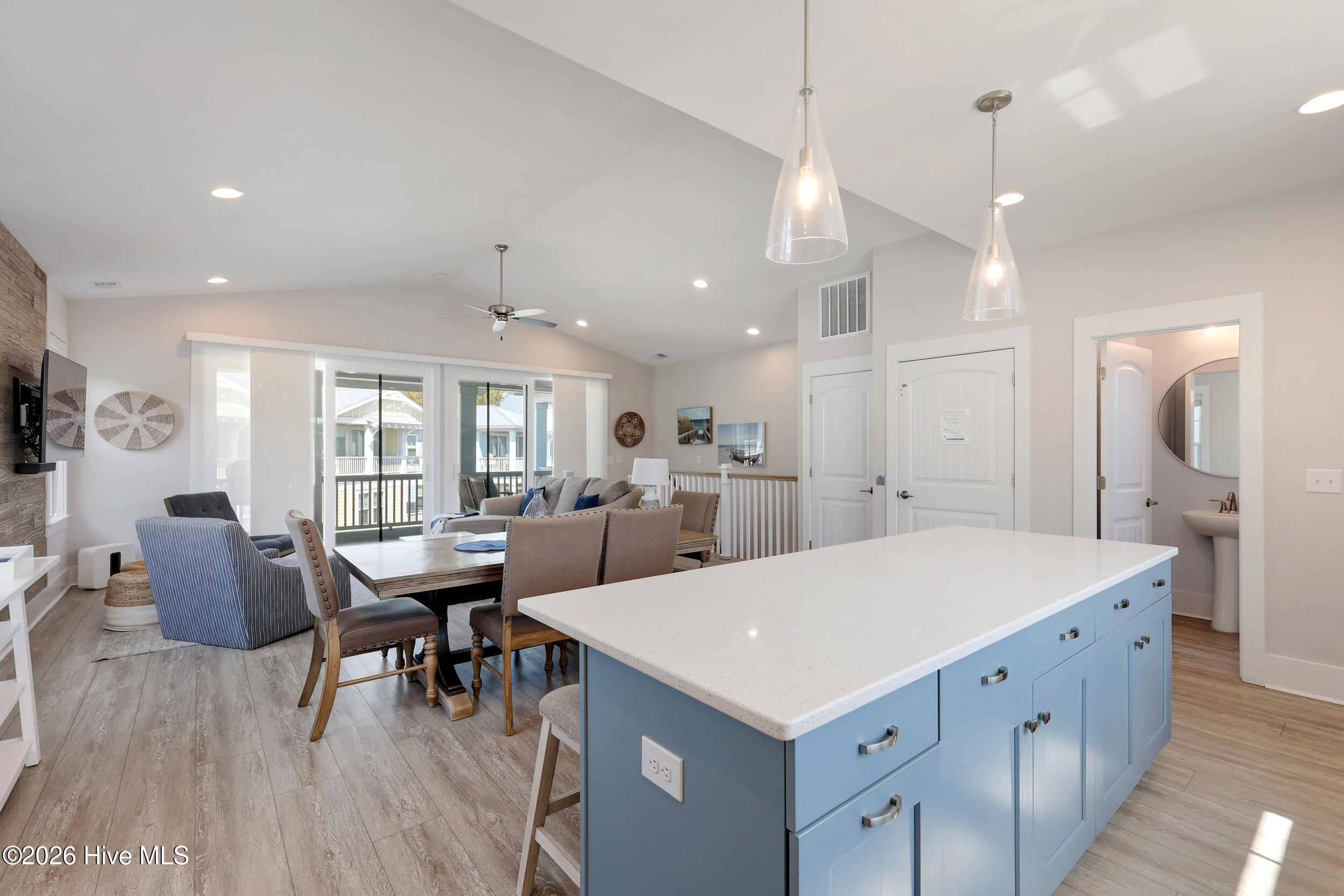 100563355 | Photo 15