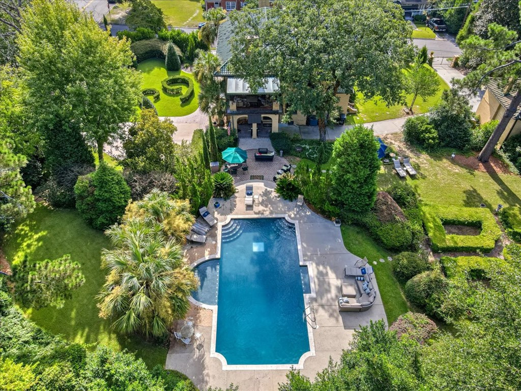 Paradise by the pool