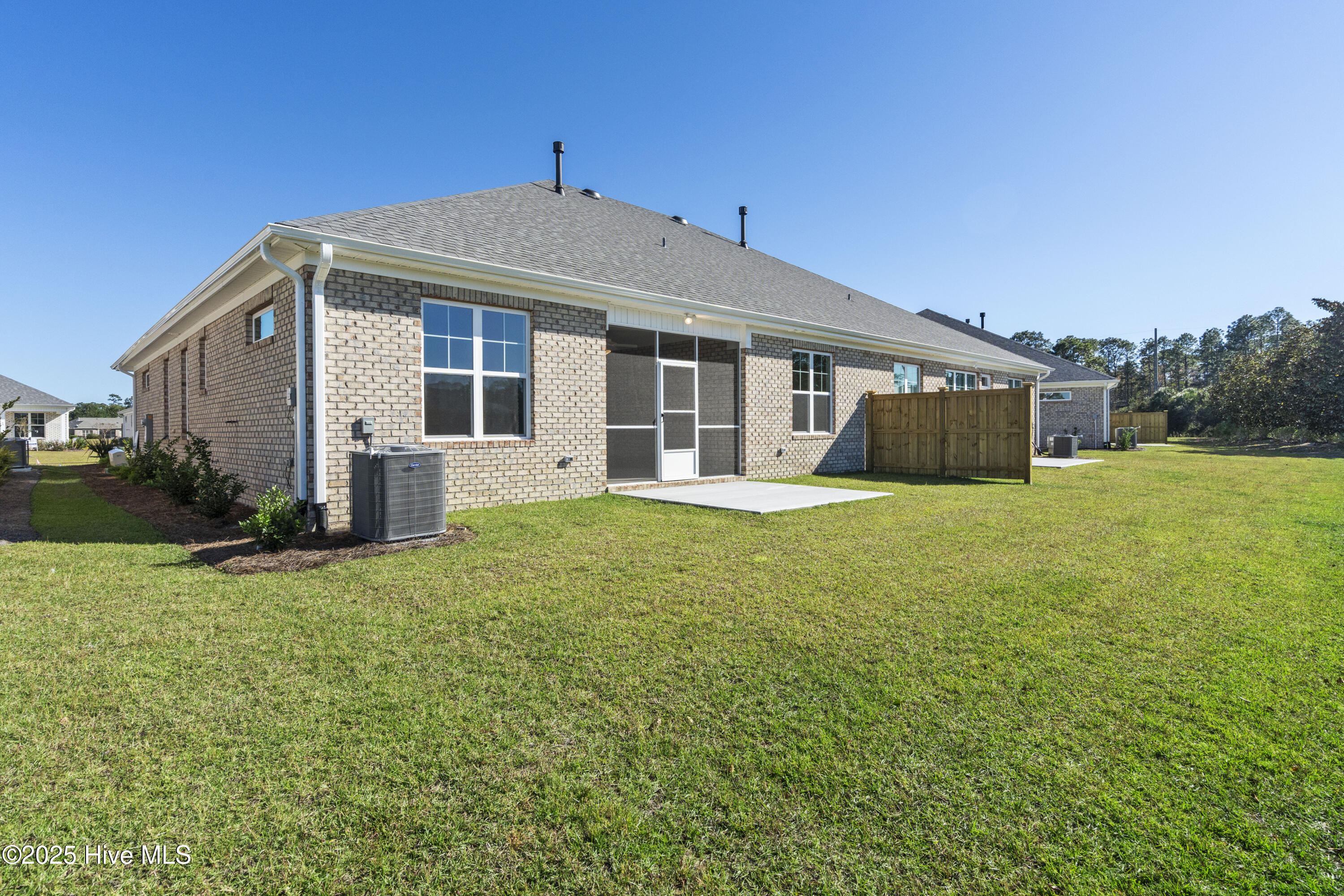 100522089 | Photo 45