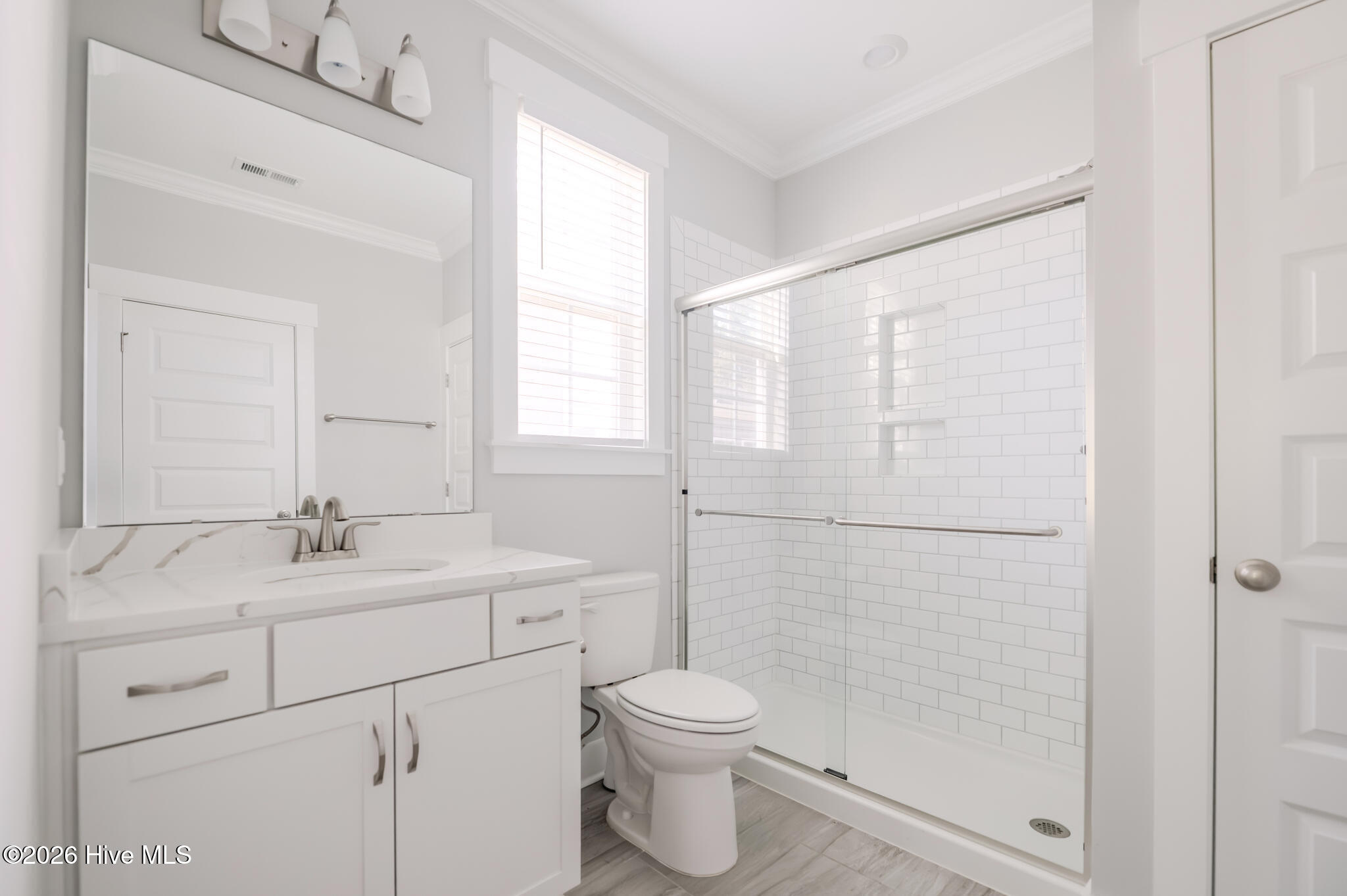 100567790 | Photo 38