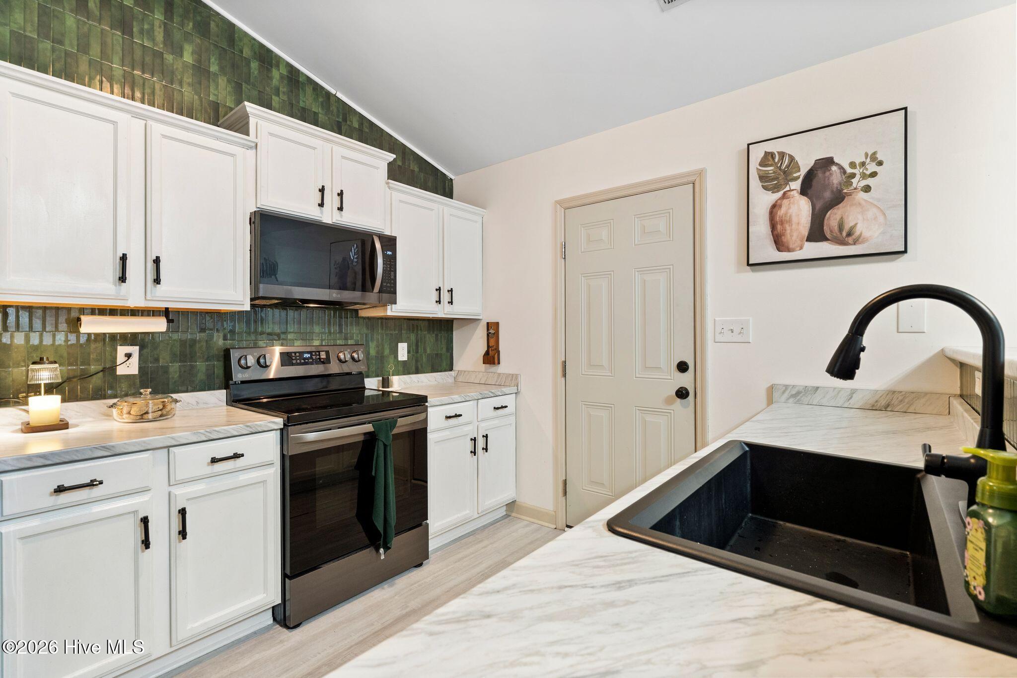 100556987 | Photo 18