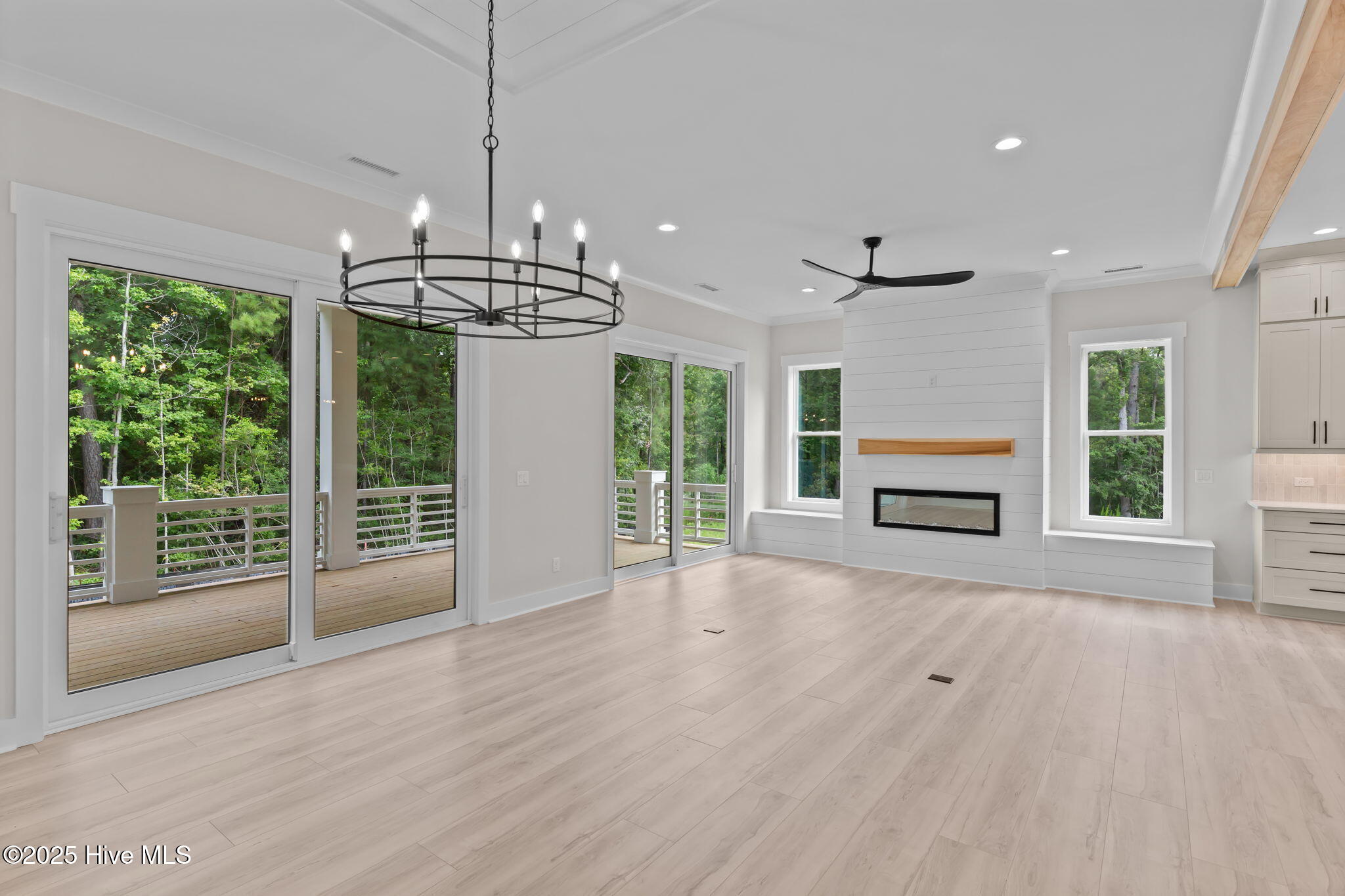 100548099 | Photo 16