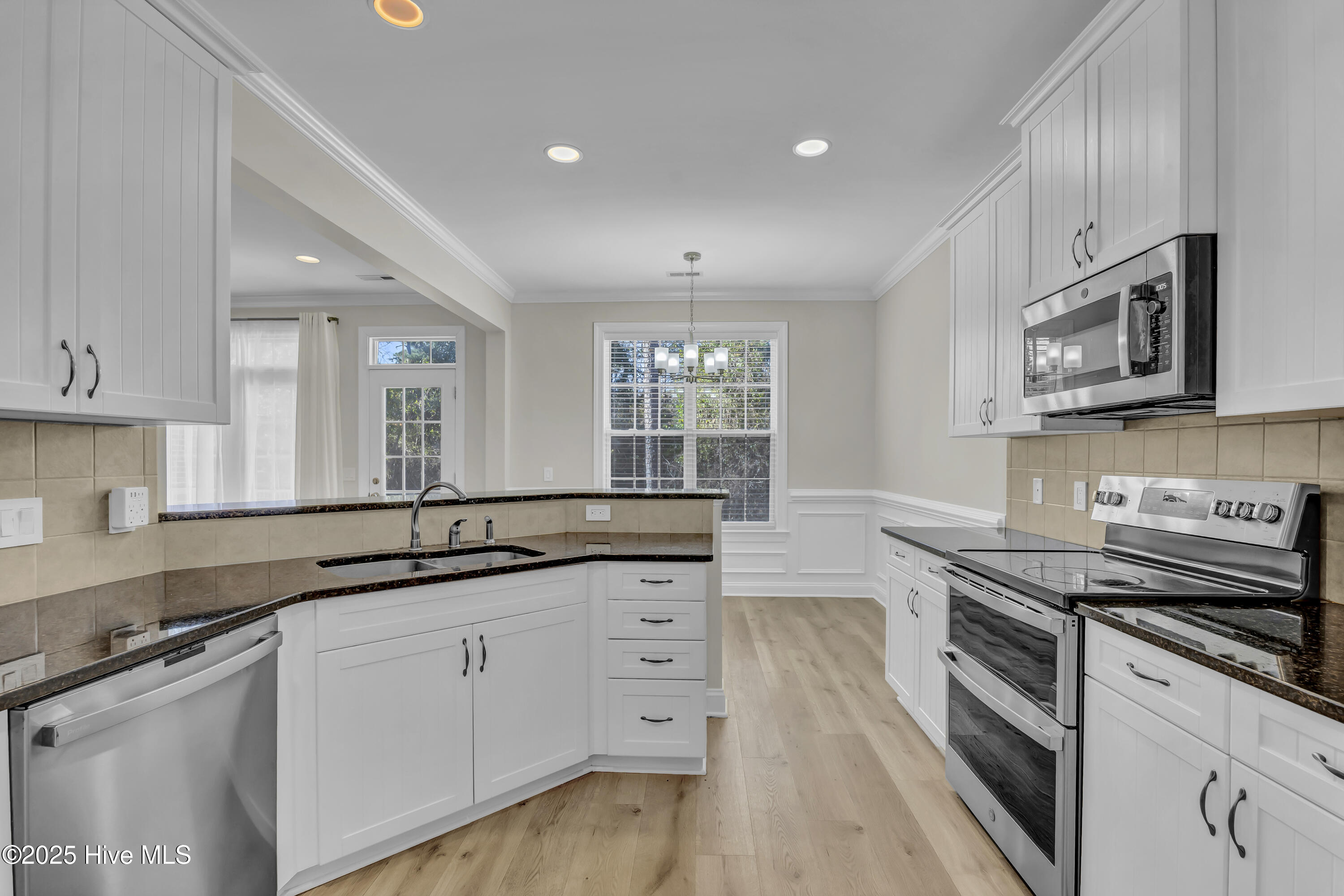 100545640 | Photo 12