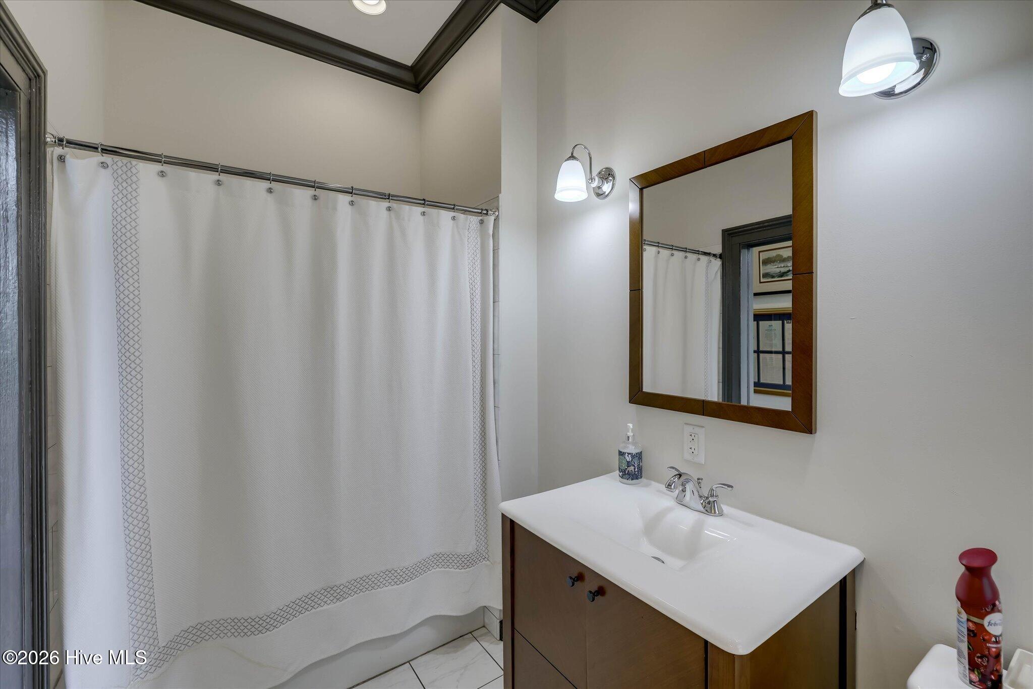 302 Park full bathroom
