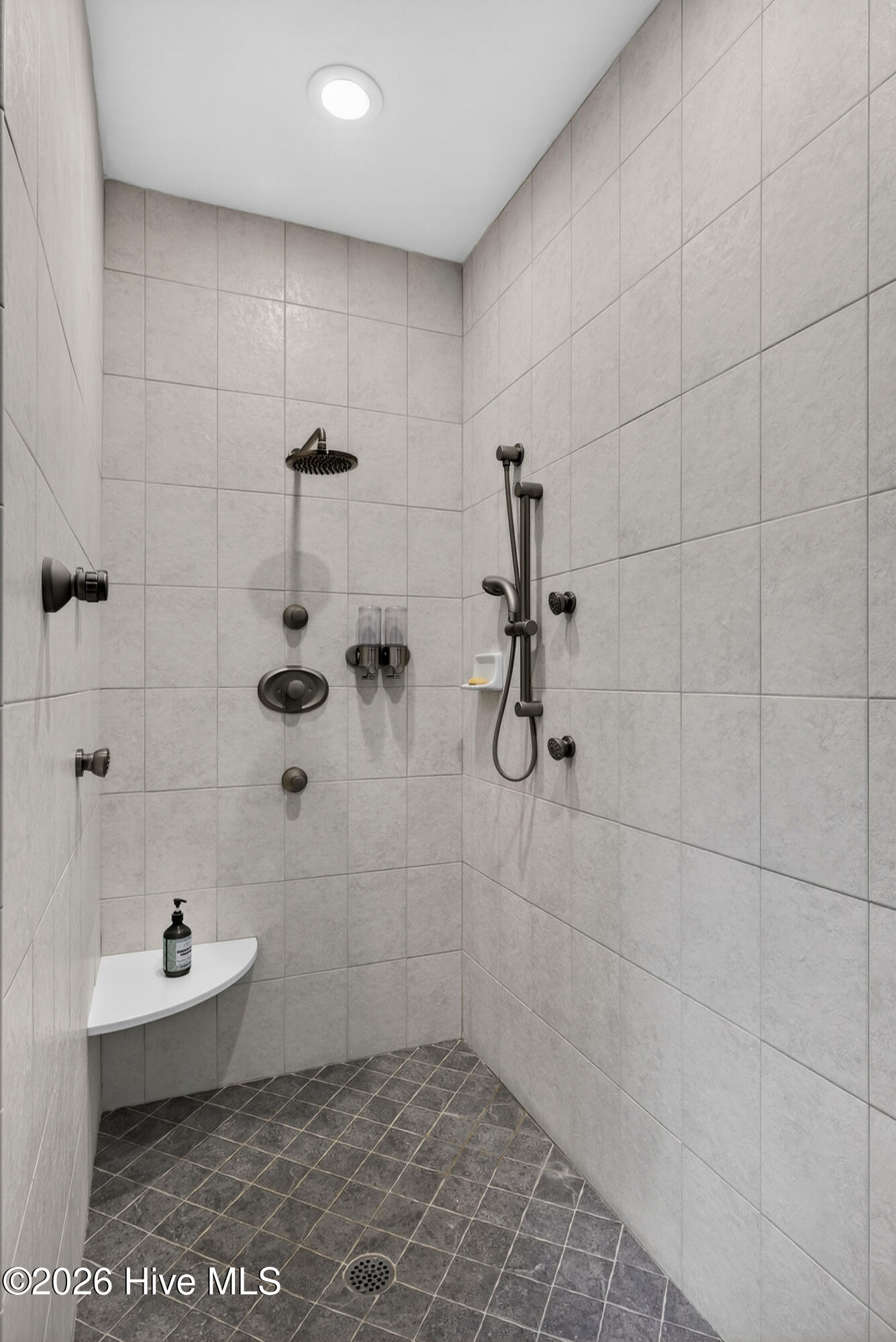 100565990 | Photo 23