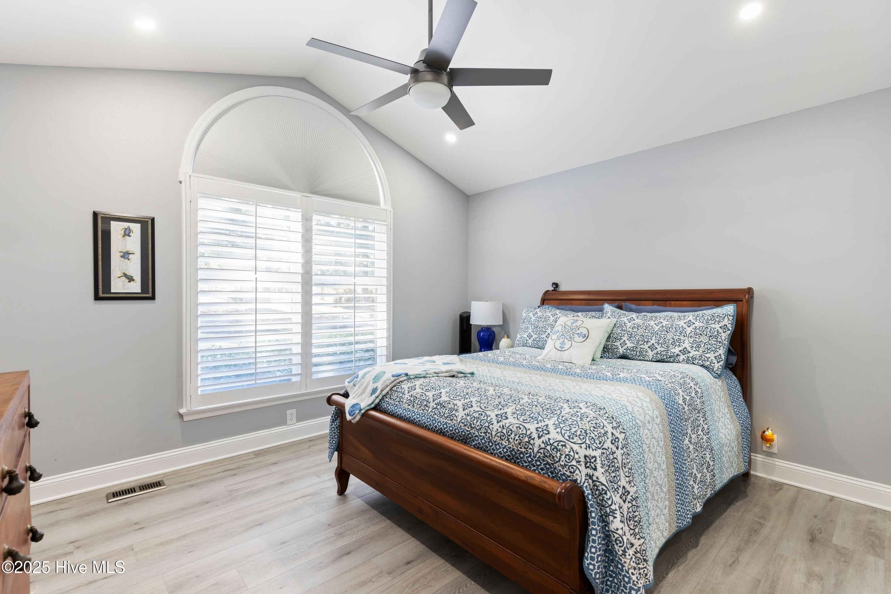 100541772 | Photo 33