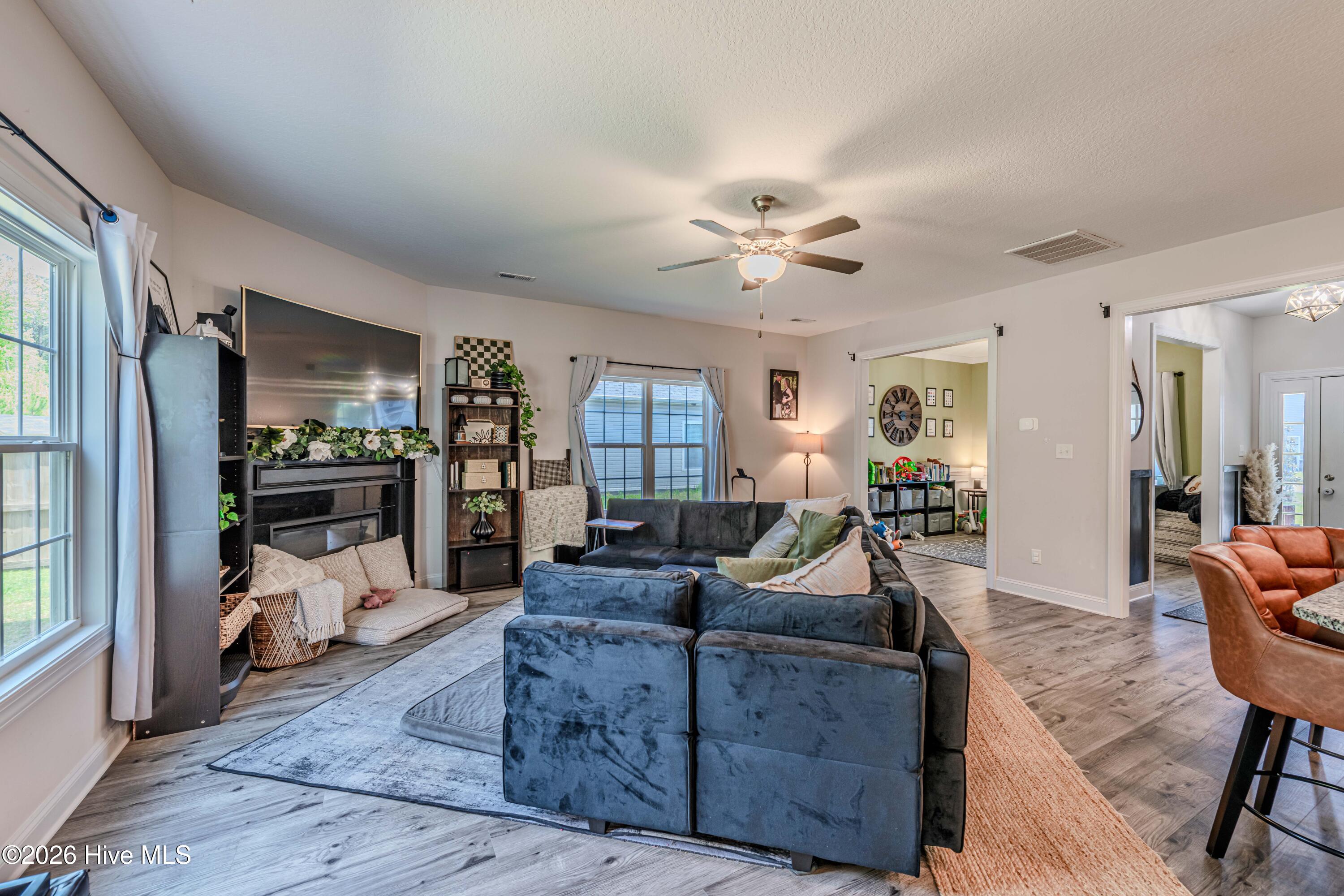 100570010 | Photo 10