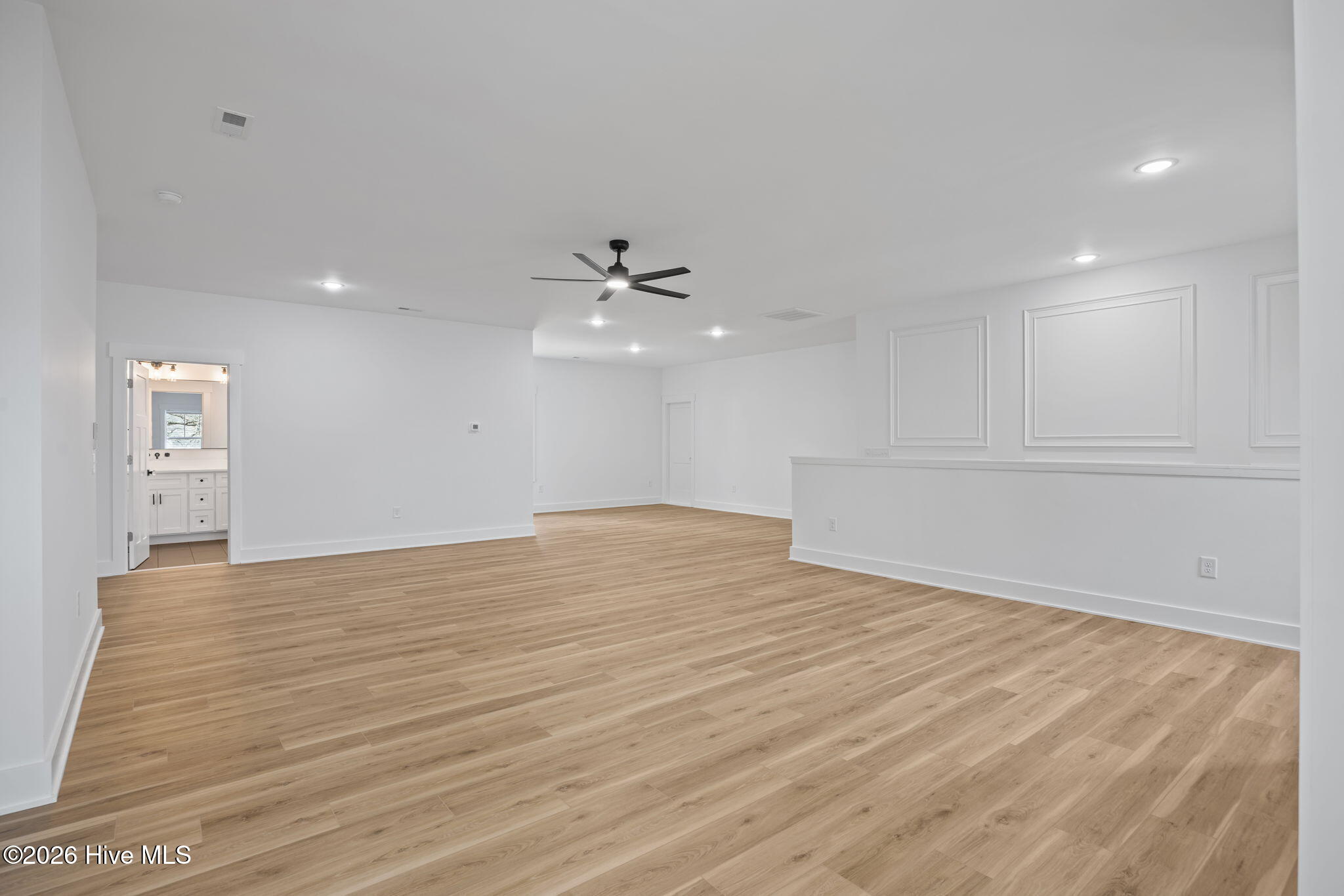 100561679 | Photo 26