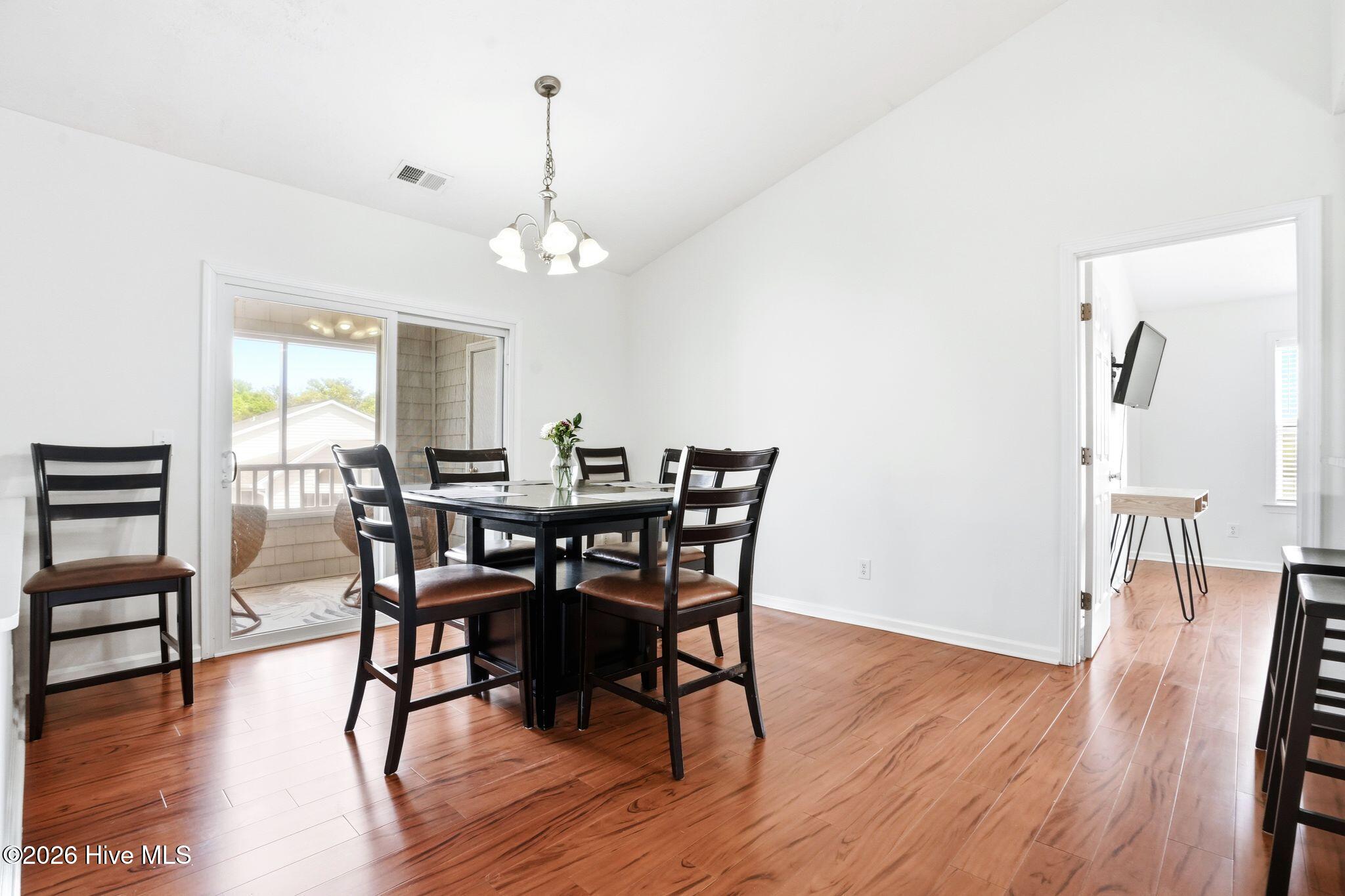 100565628 | Photo 10