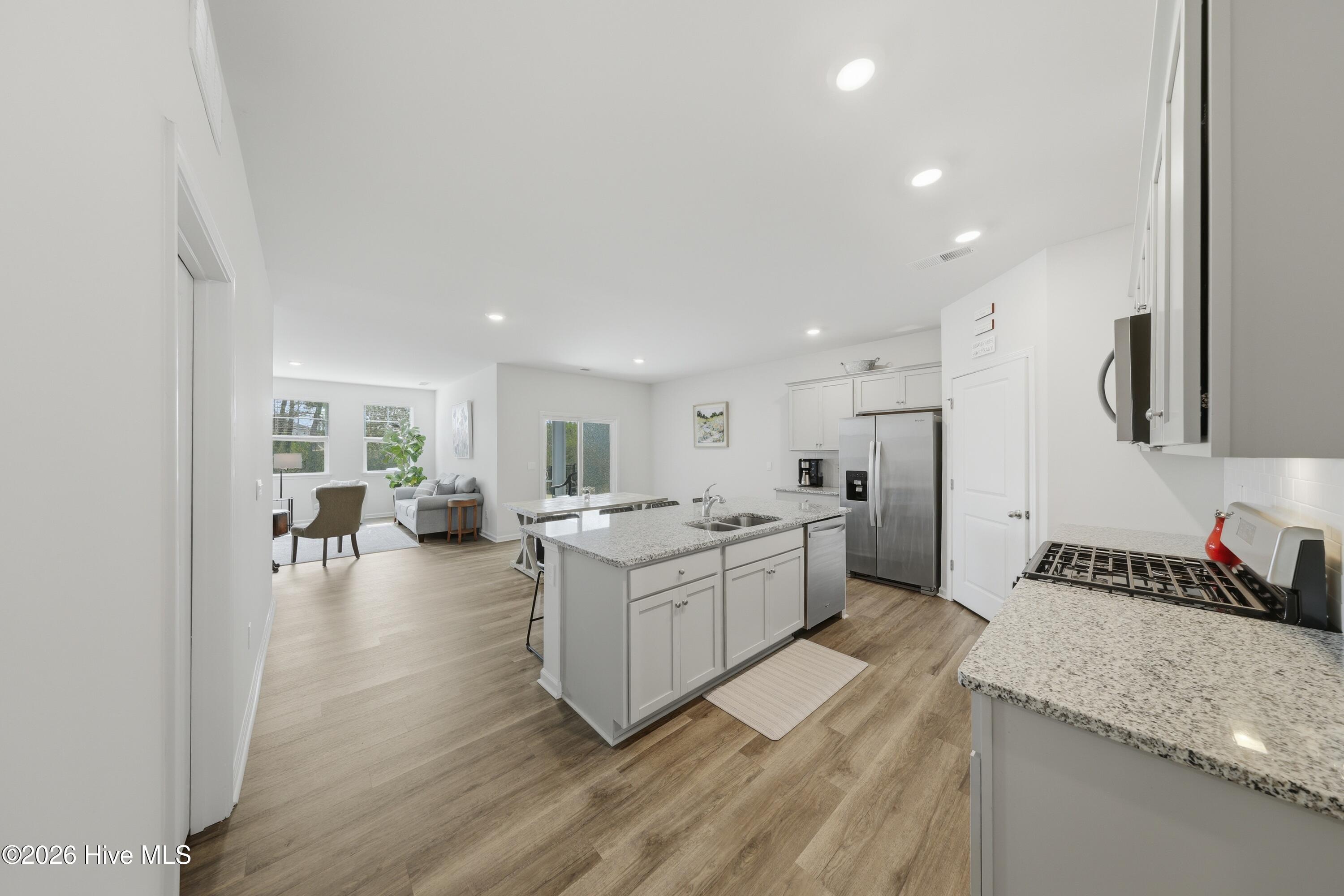 100564310 | Photo 13