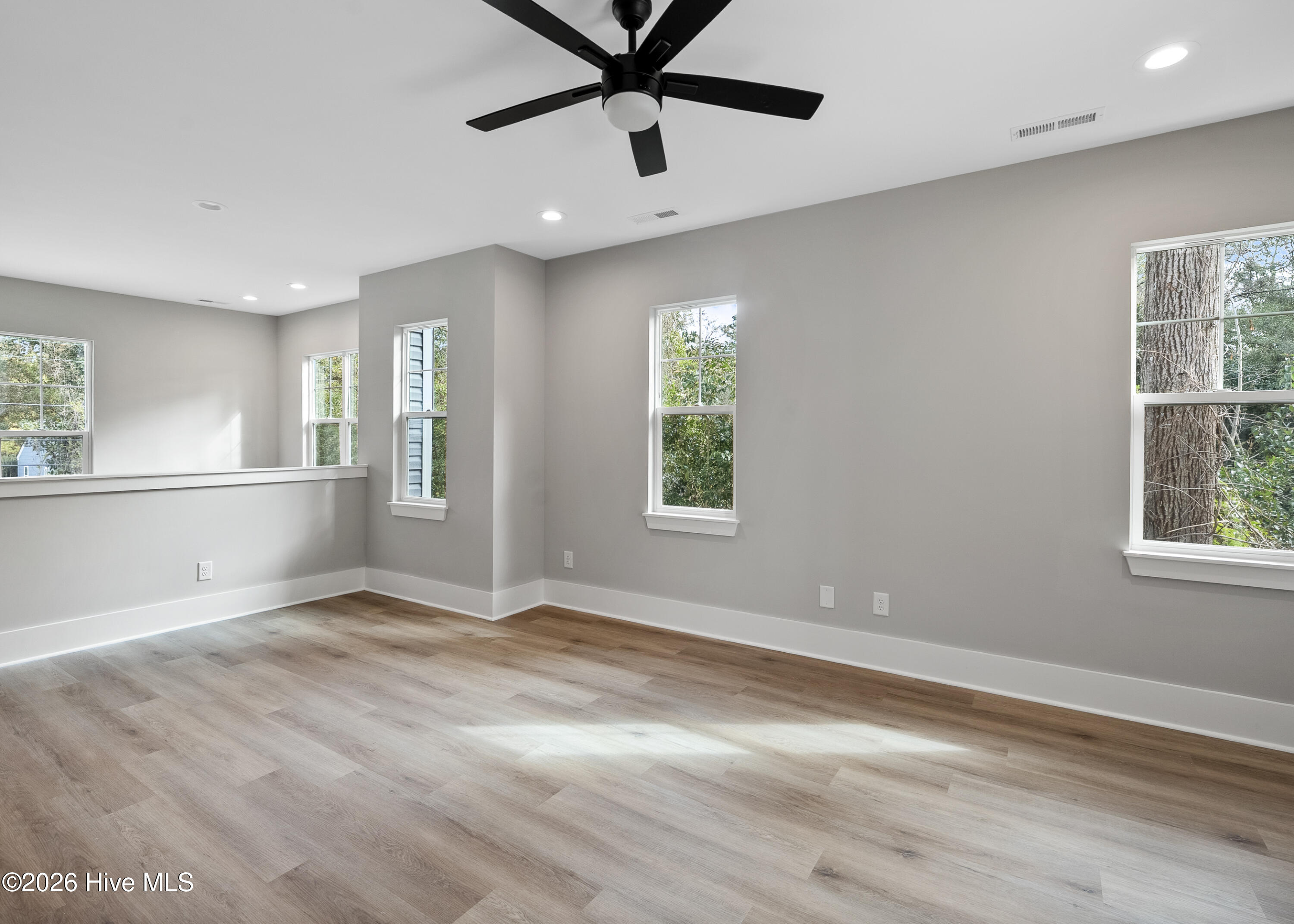 100557015 | Photo 25