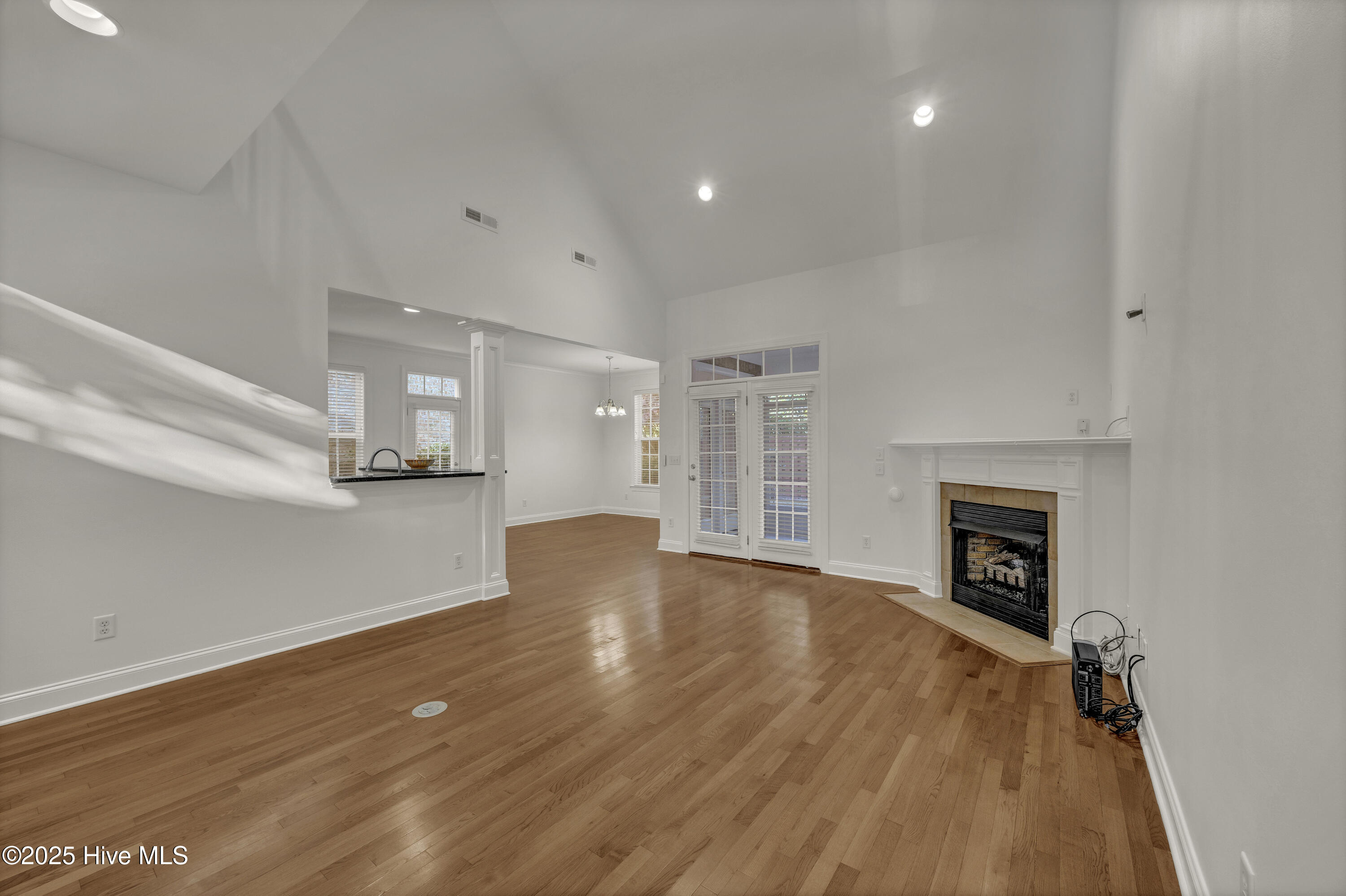 100543175 | Photo 11