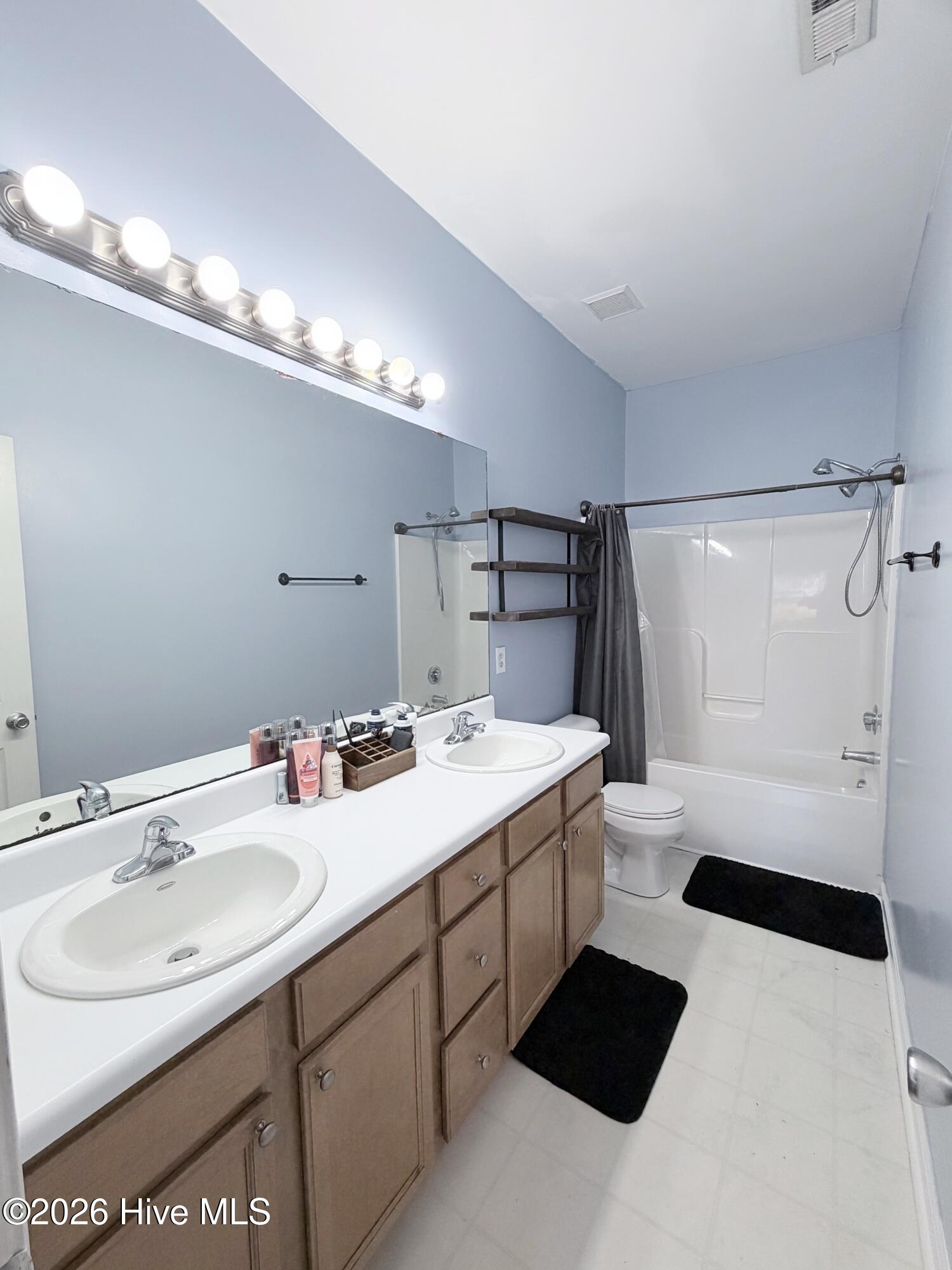 100547389 | Photo 23