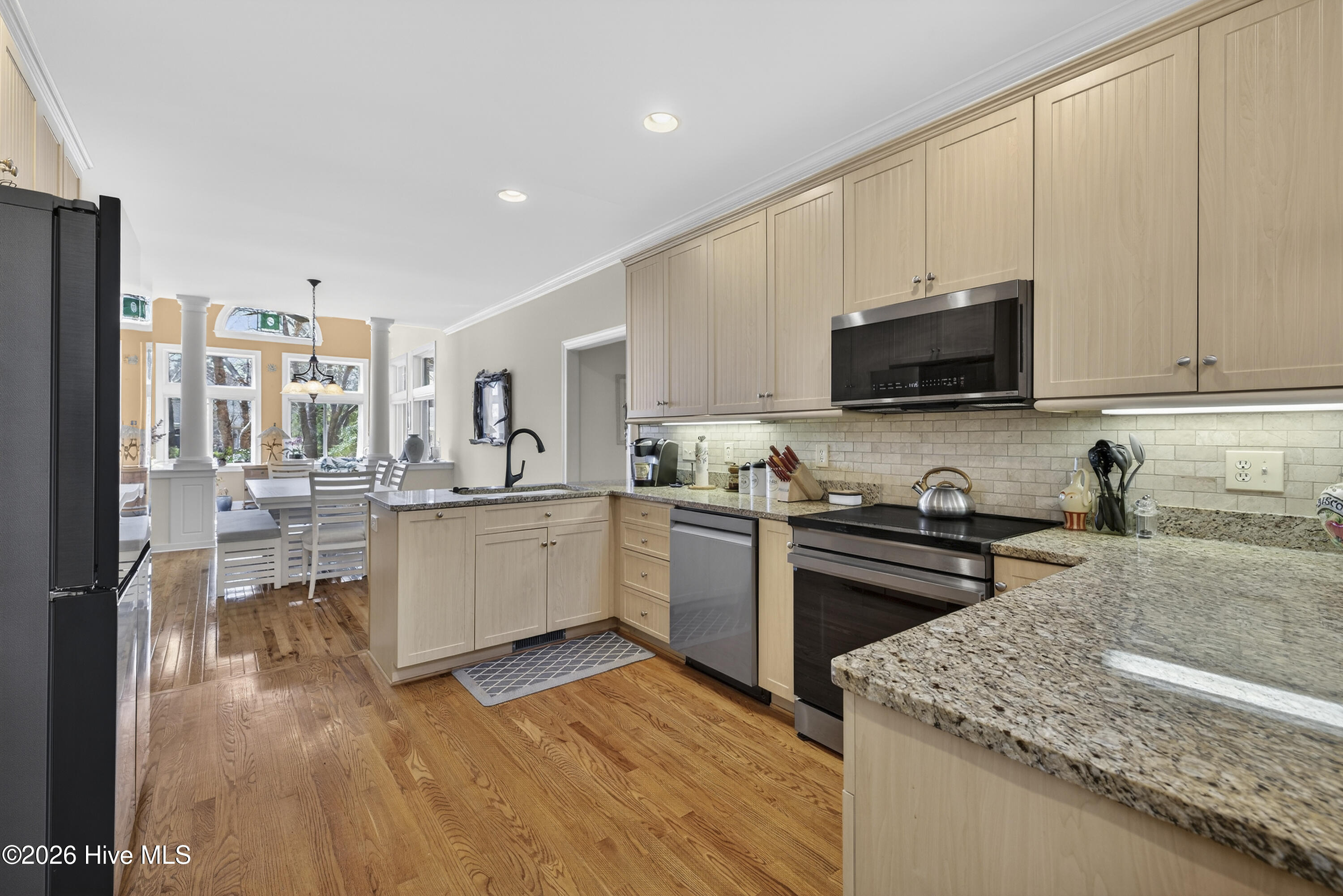 100561189 | Photo 24