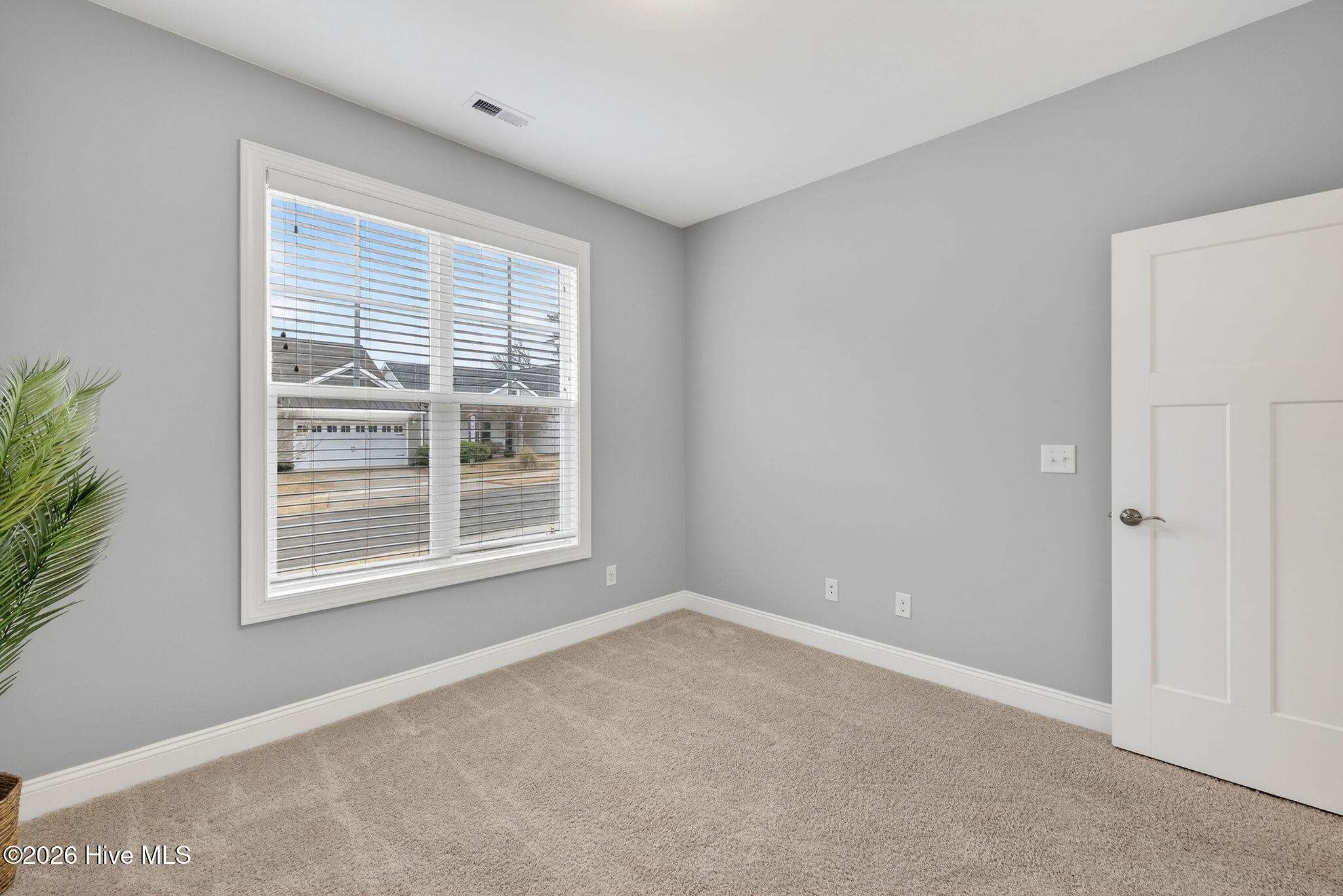 100557170 | Photo 19