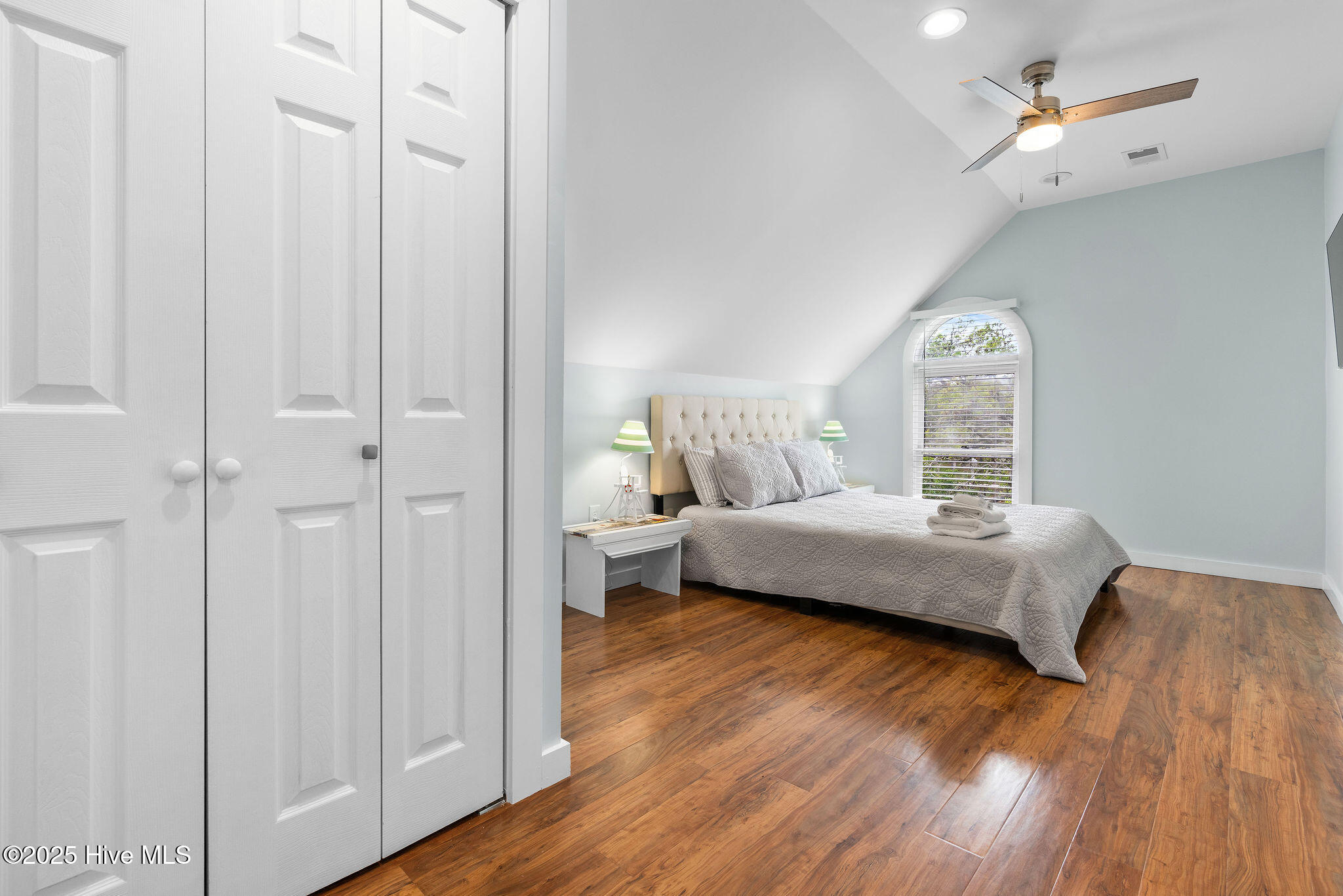 100556700 | Photo 49