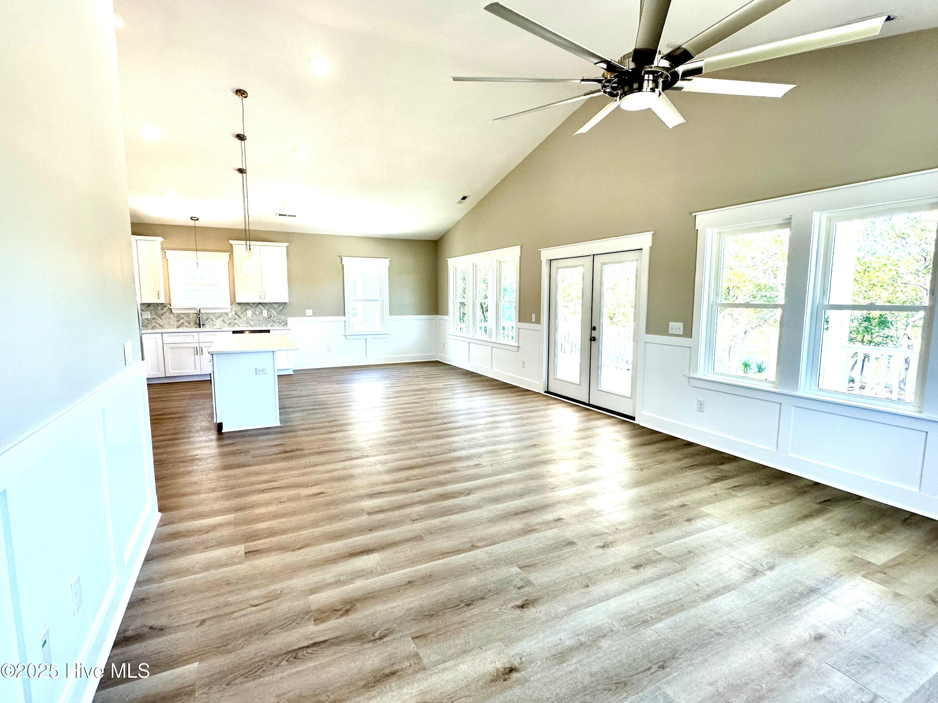 100537365 | Photo 17