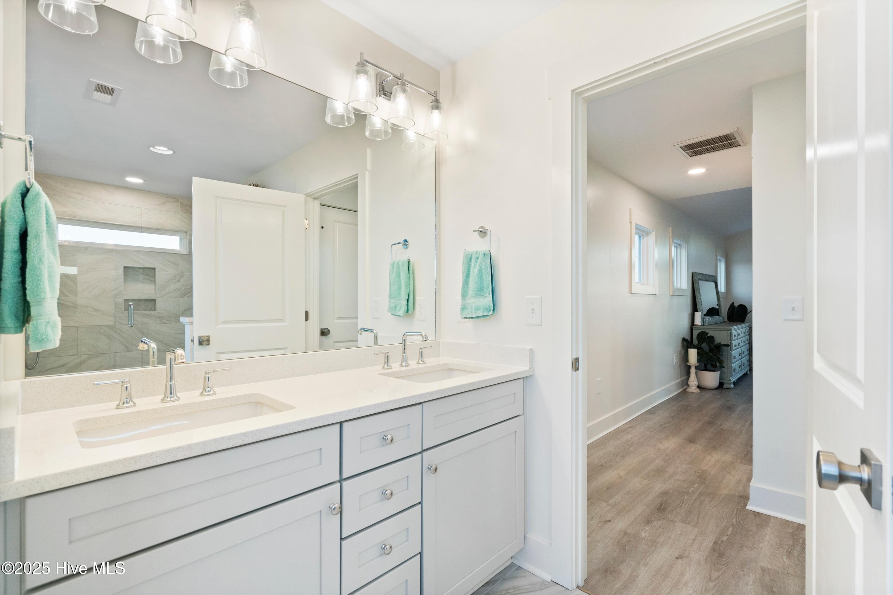 100540590 | Photo 51