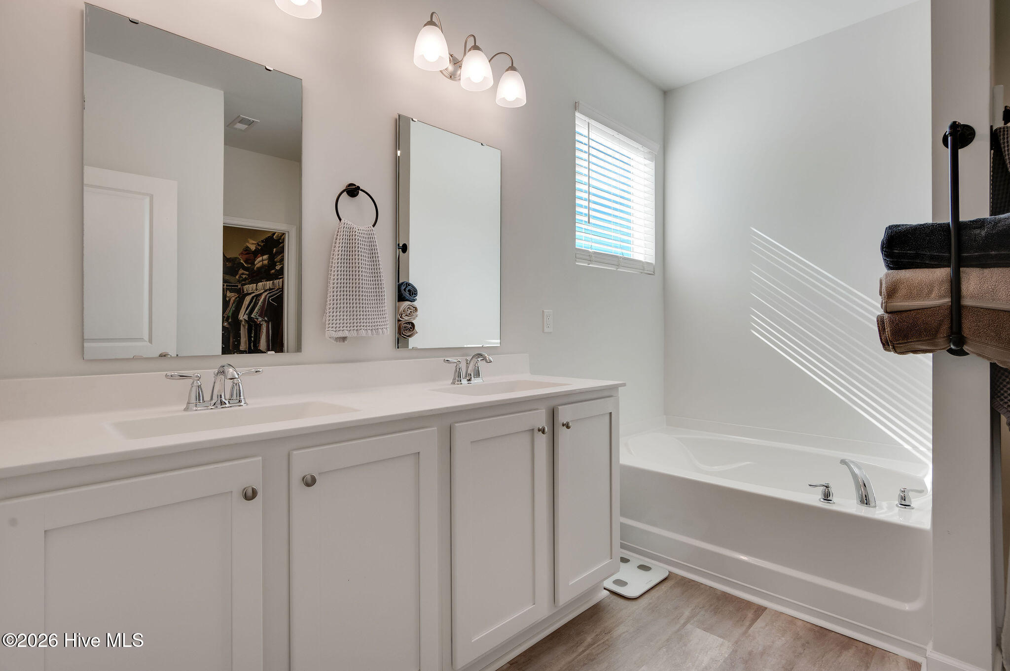 100562701 | Photo 33