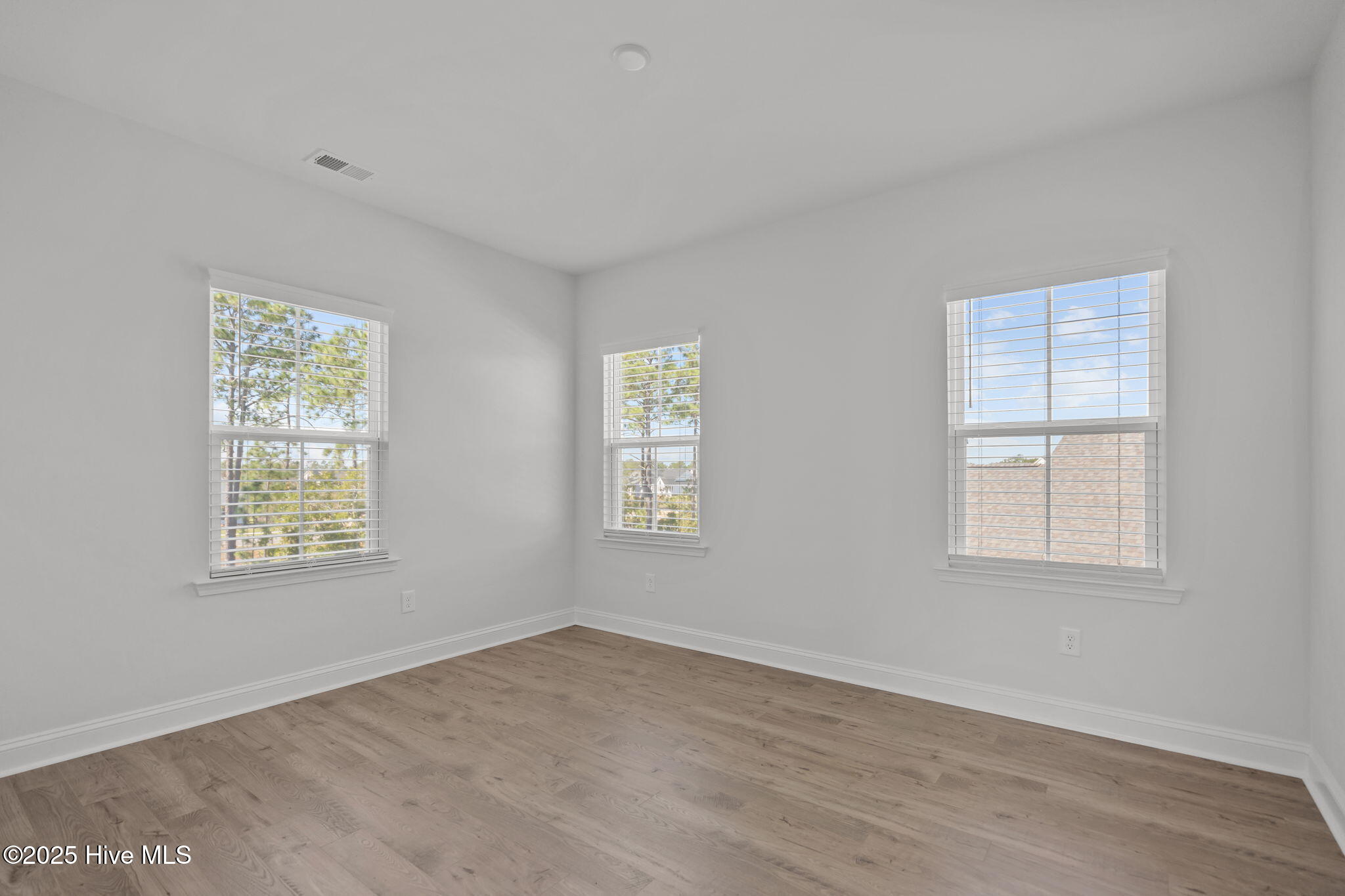 100537775 | Photo 26