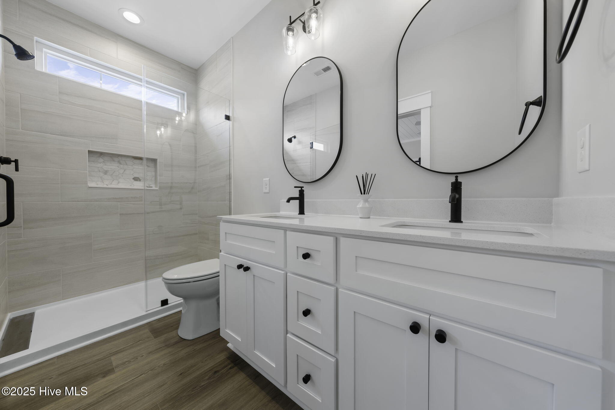 100519689 | Photo 38