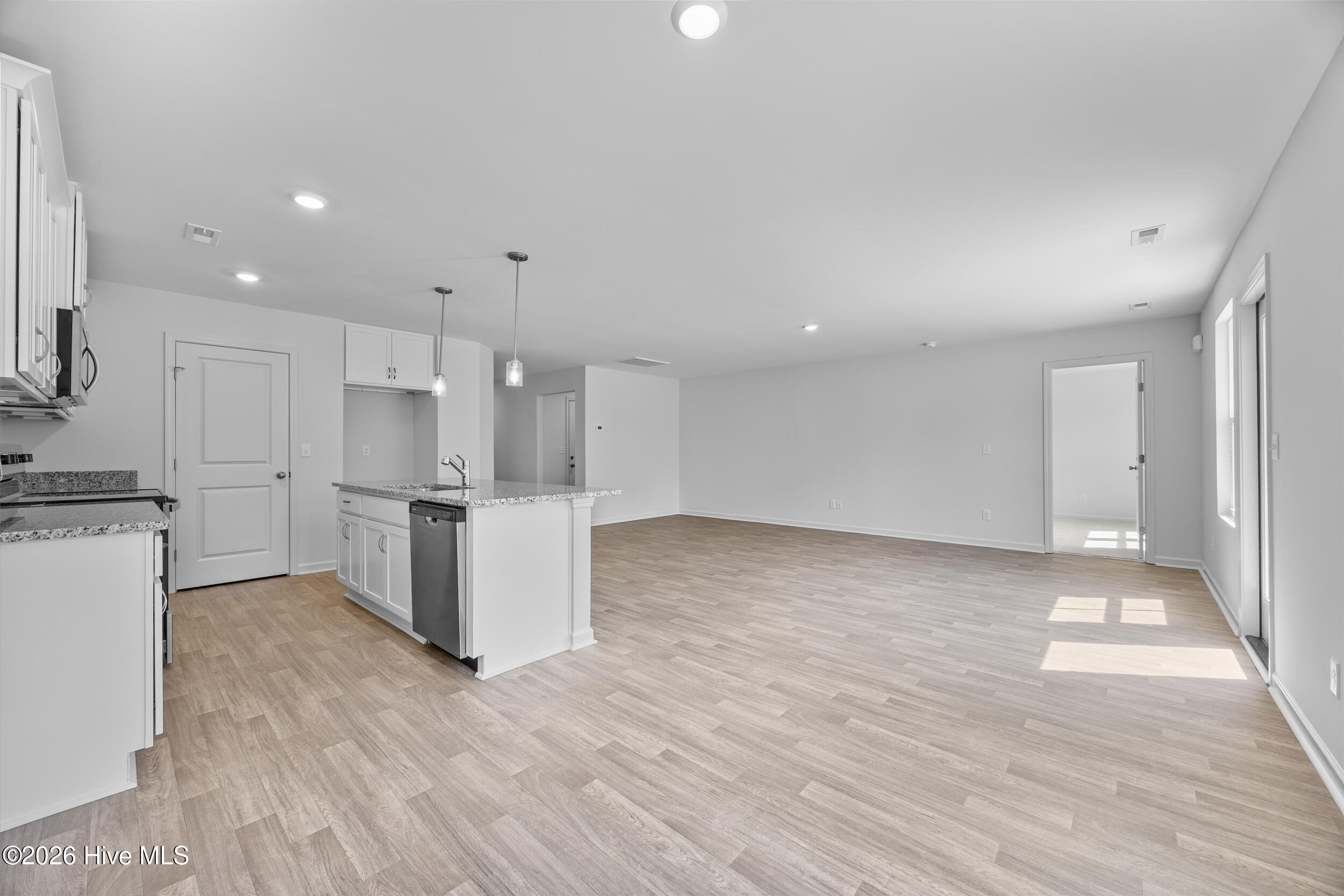 100570048 | Photo 10