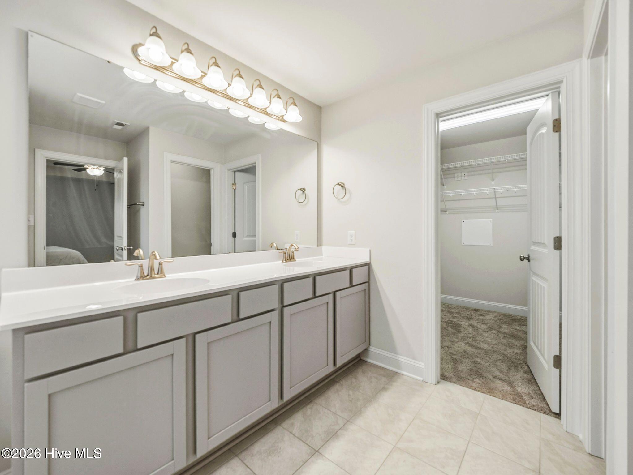 100570227 | Photo 32