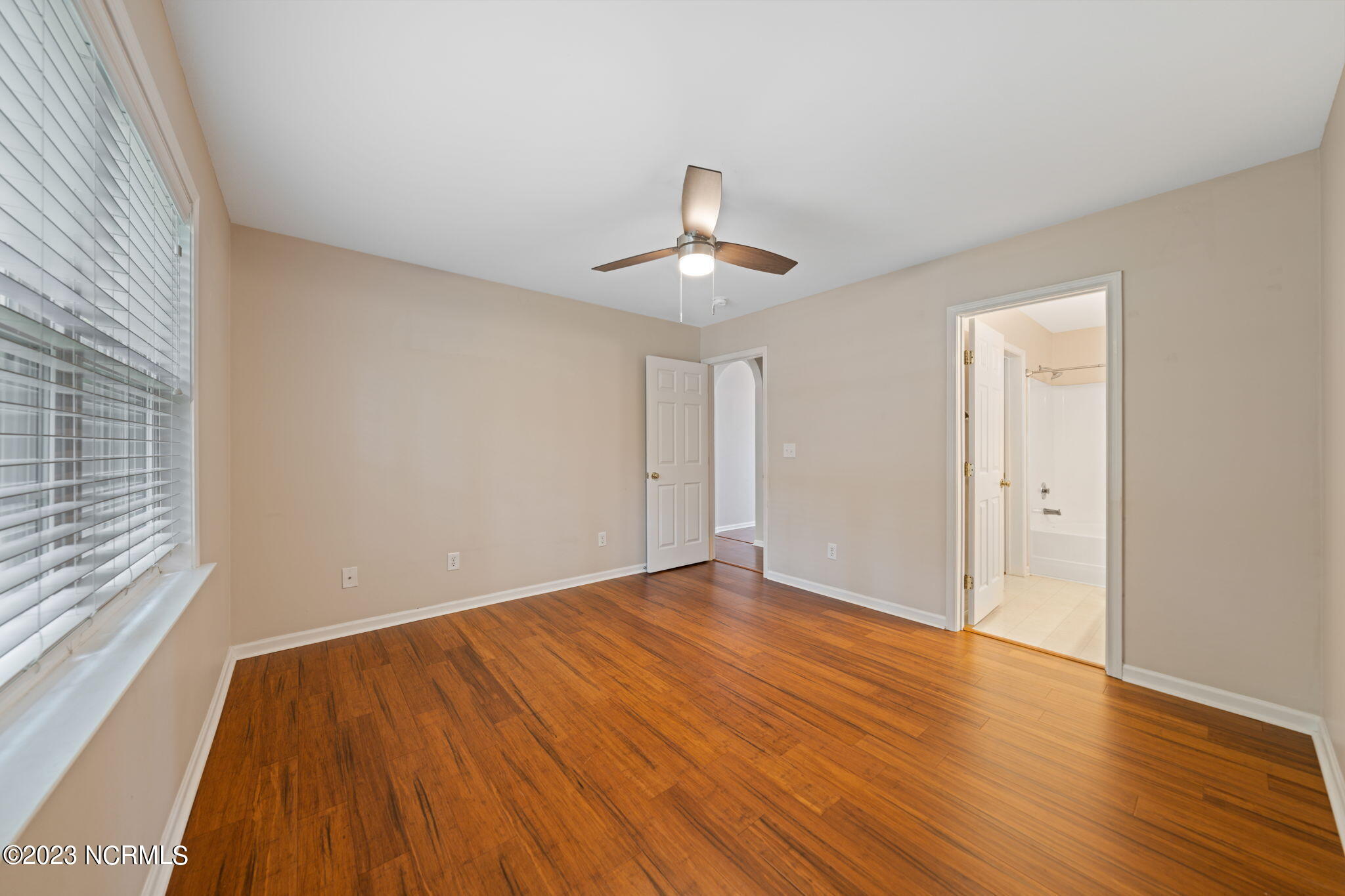 100569338 | Photo 14