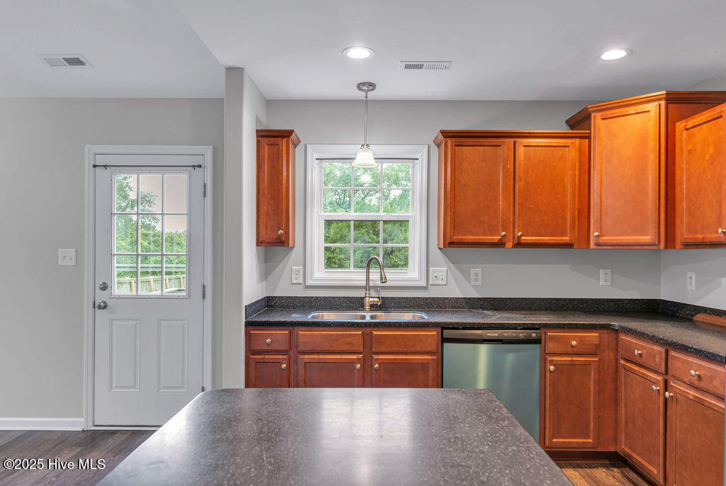 100540193 | Photo 11