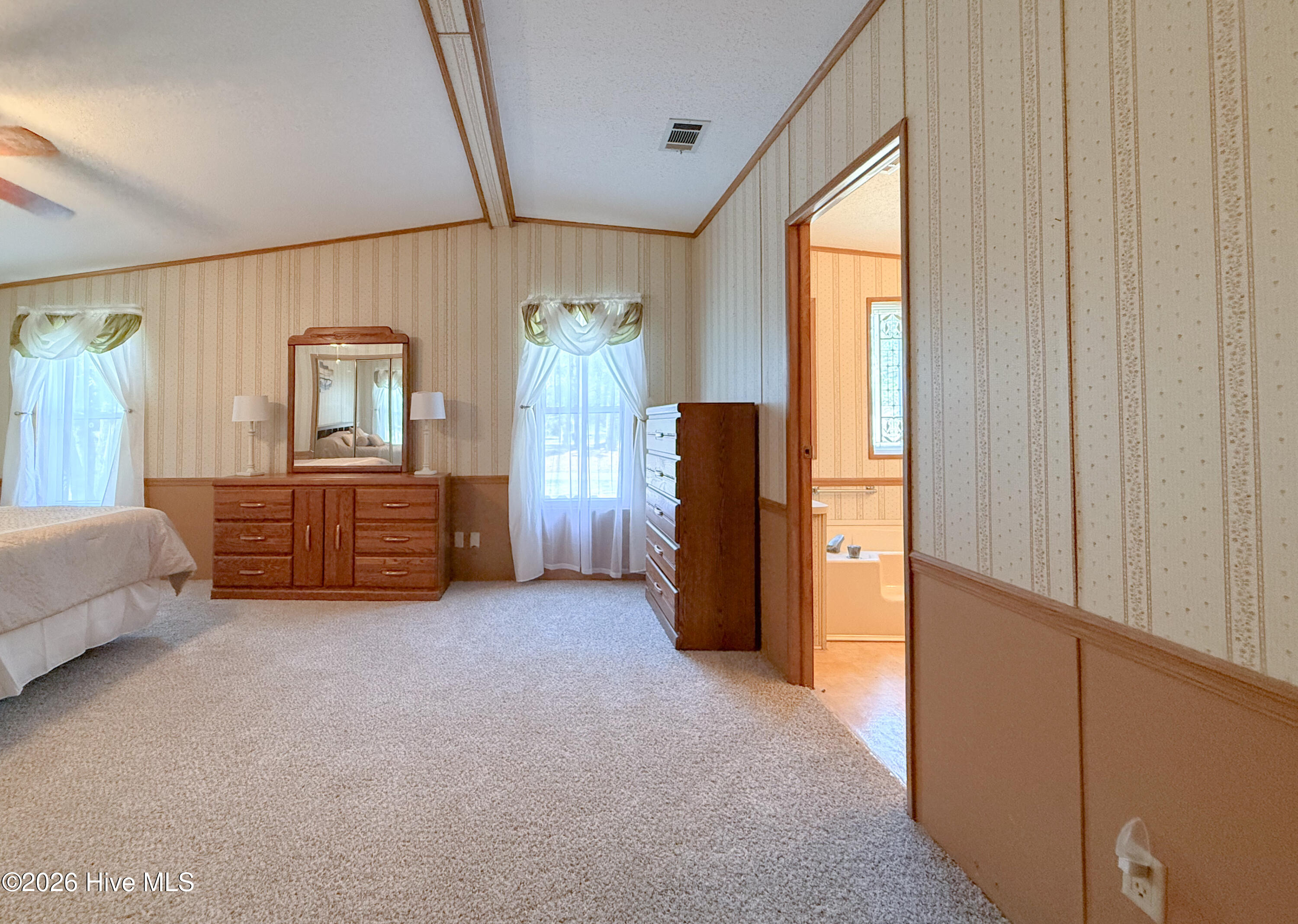 100563984 | Photo 36