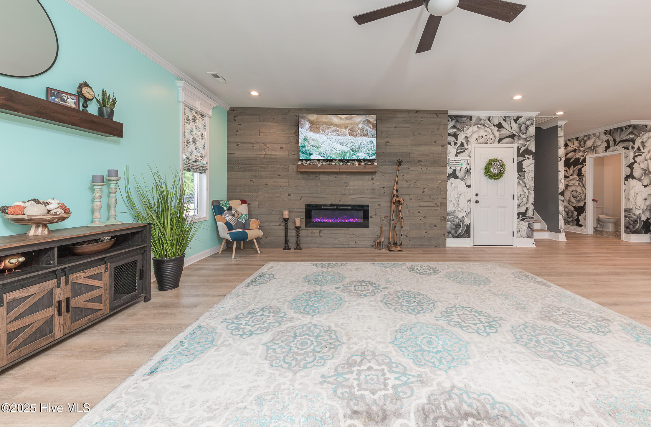 100531810 | Photo 12