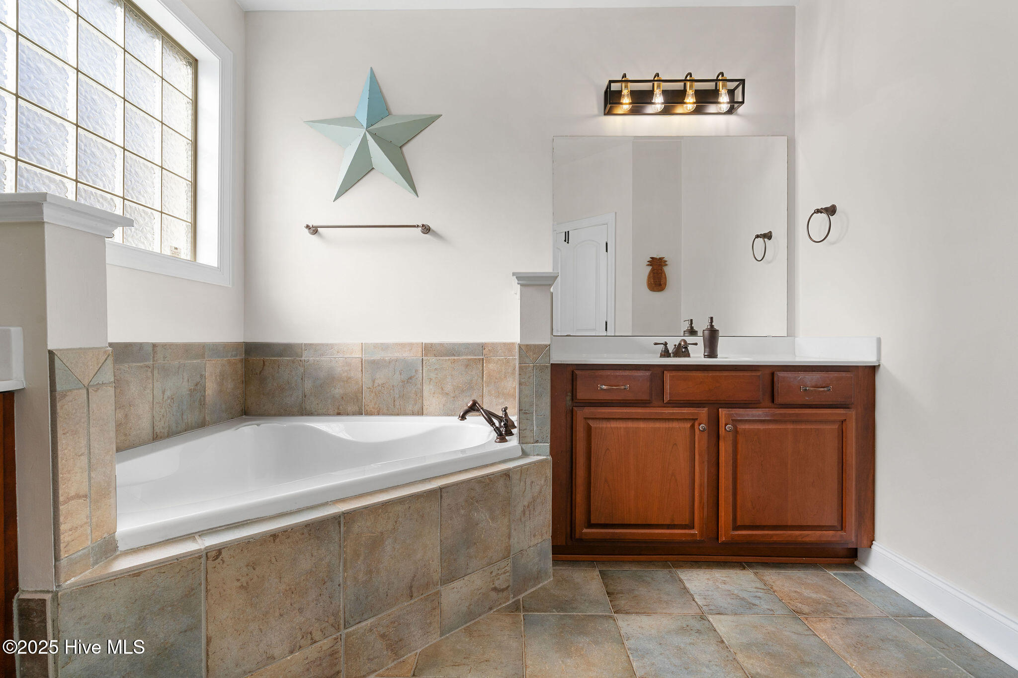 100542530 | Photo 37