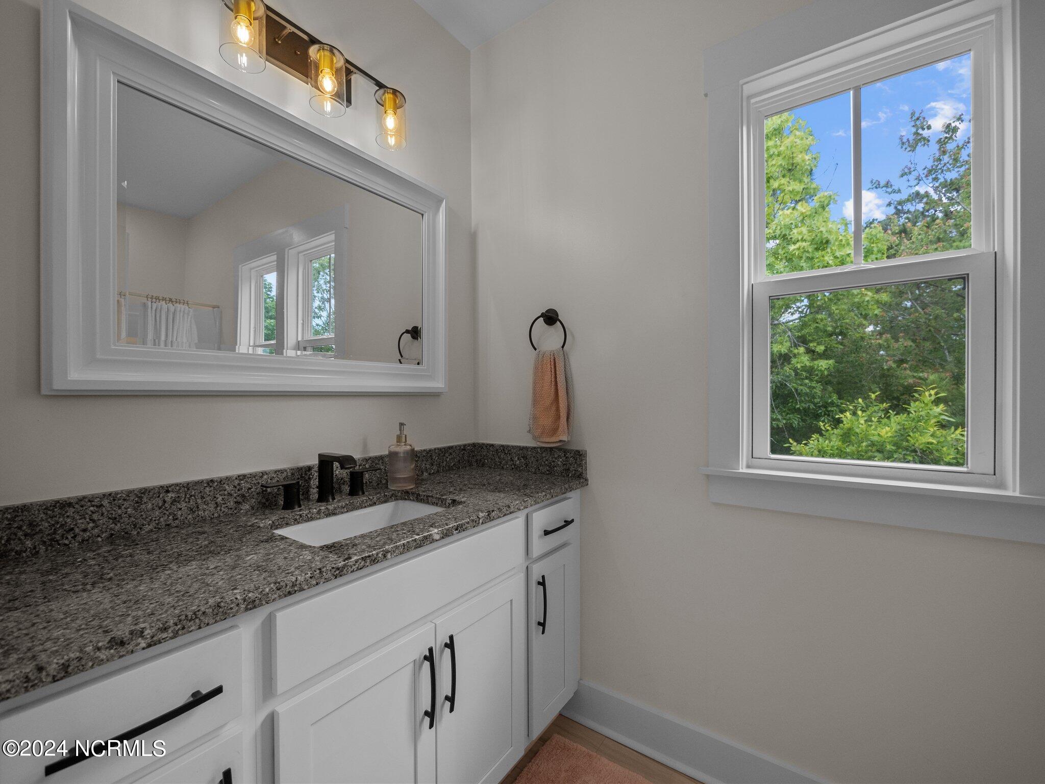 100560825 | Photo 30