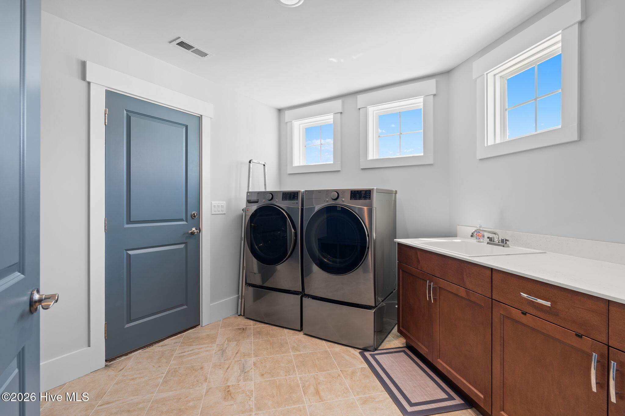 100564943 | Photo 42