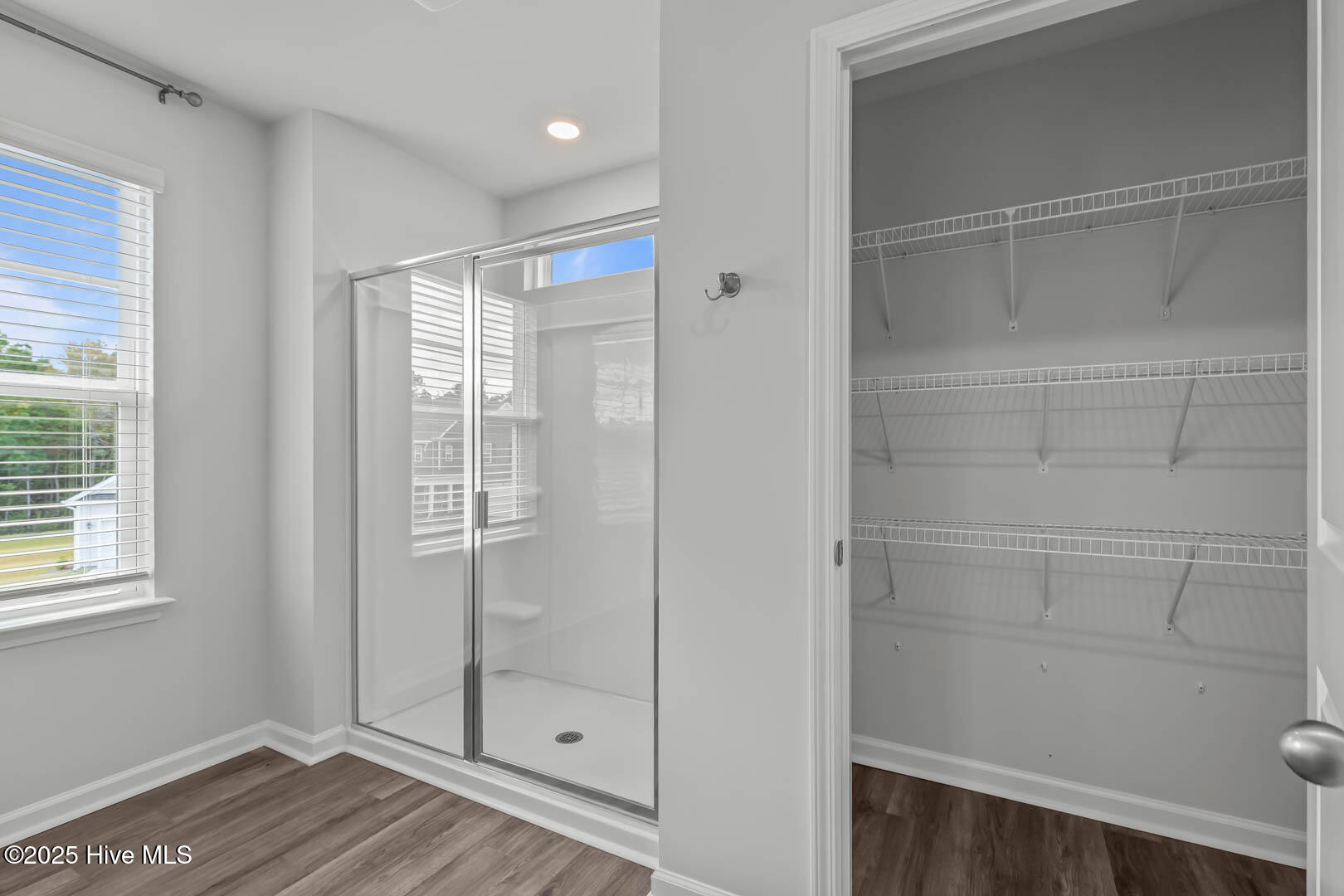 100538929 | Photo 35