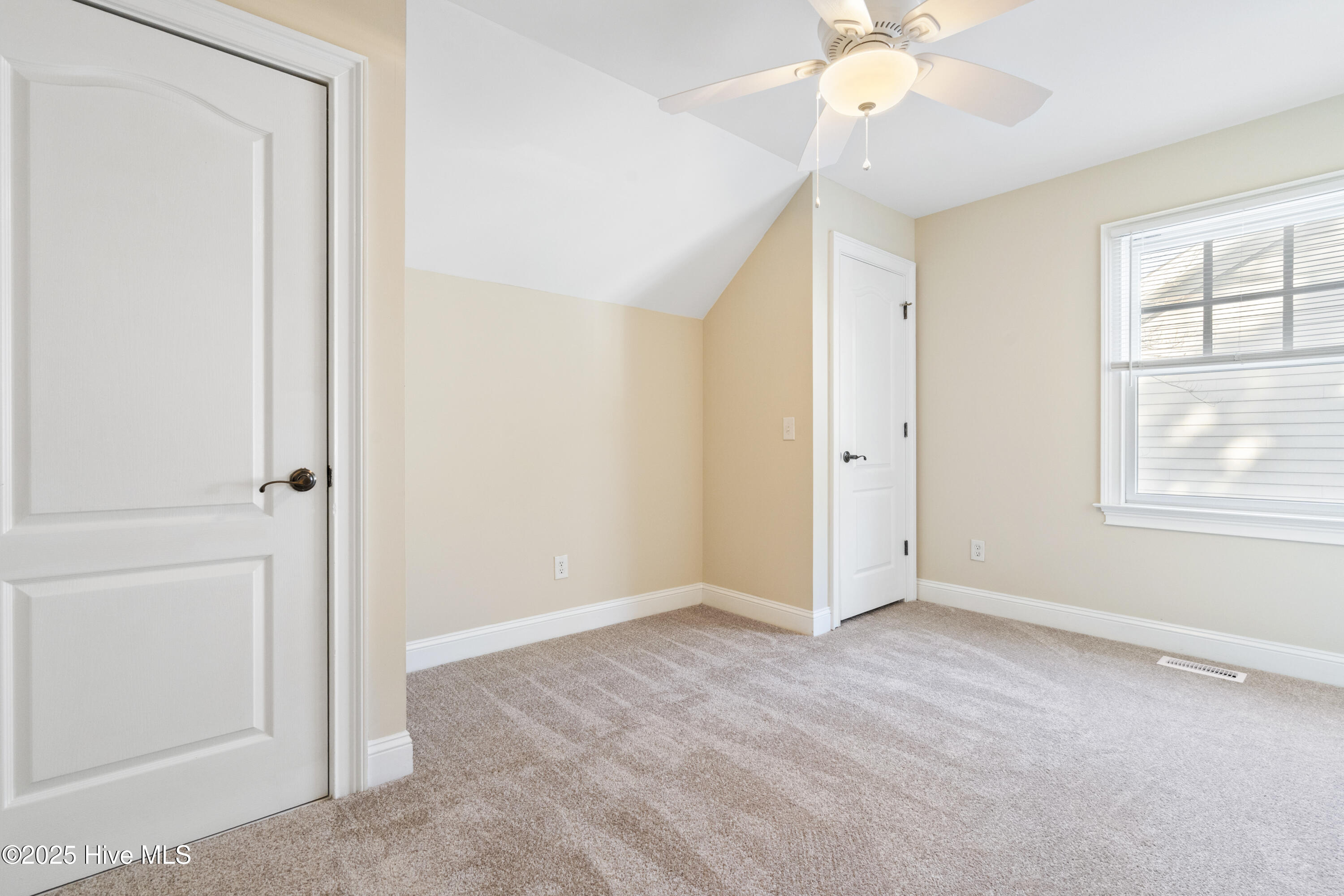 100543088 | Photo 23