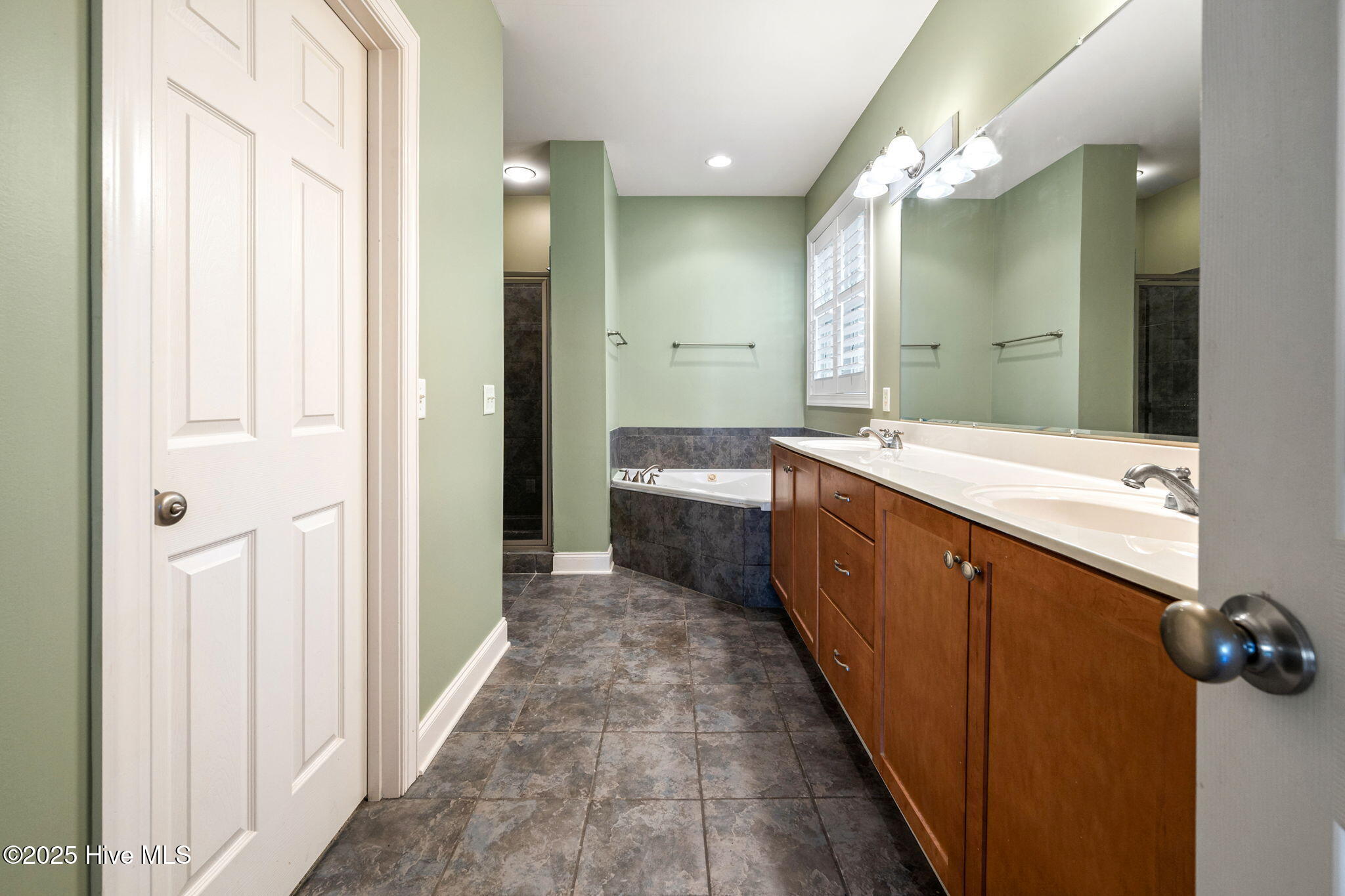 100538167 | Photo 24