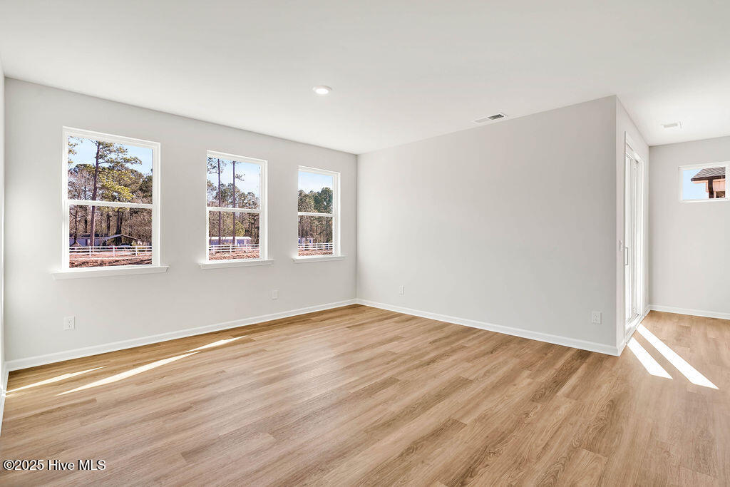 100561109 | Photo 15